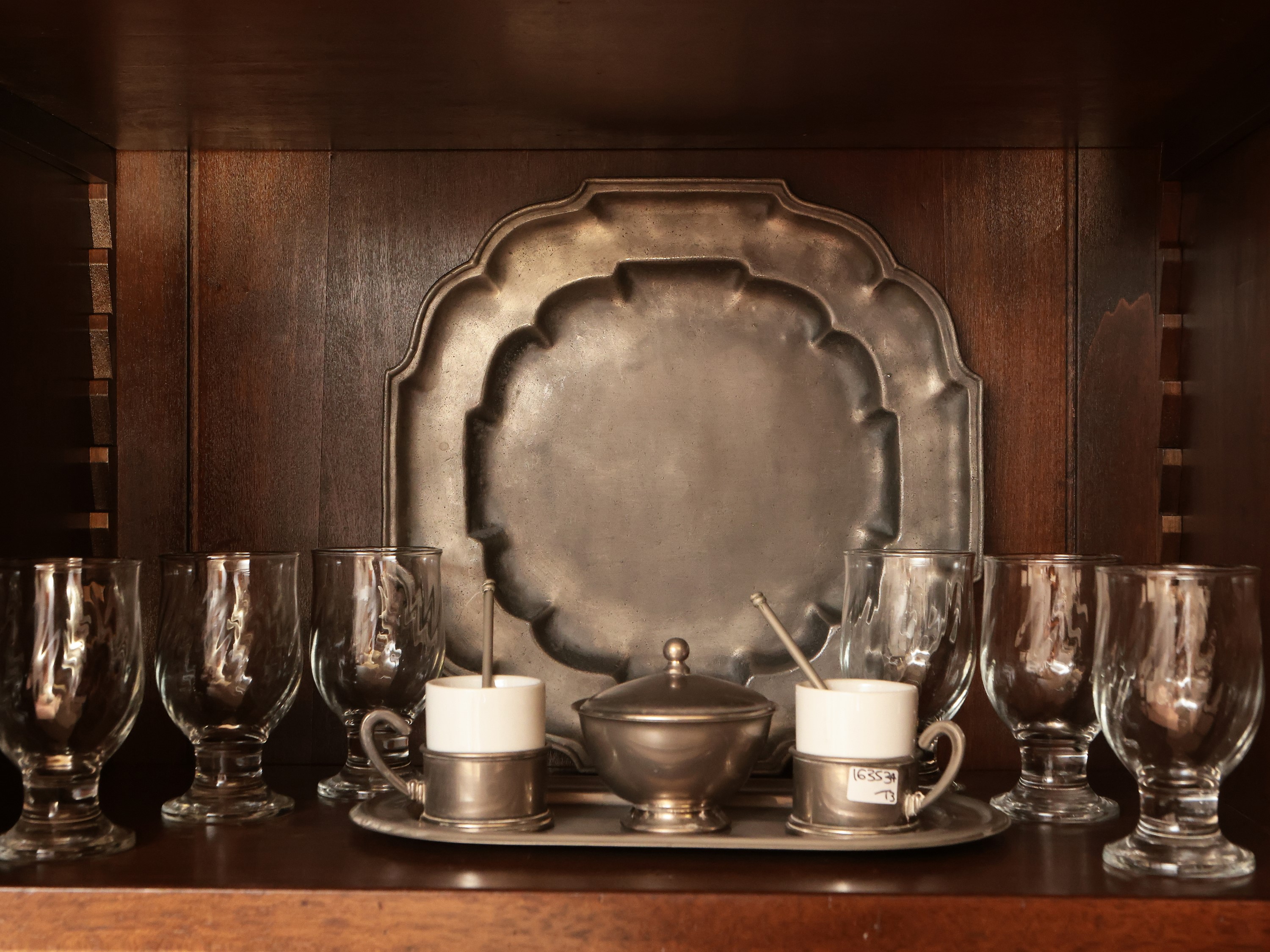 Assortimento di accessori per la casa: oliera in ceramica, tazze e tazzine, accessori in peltro