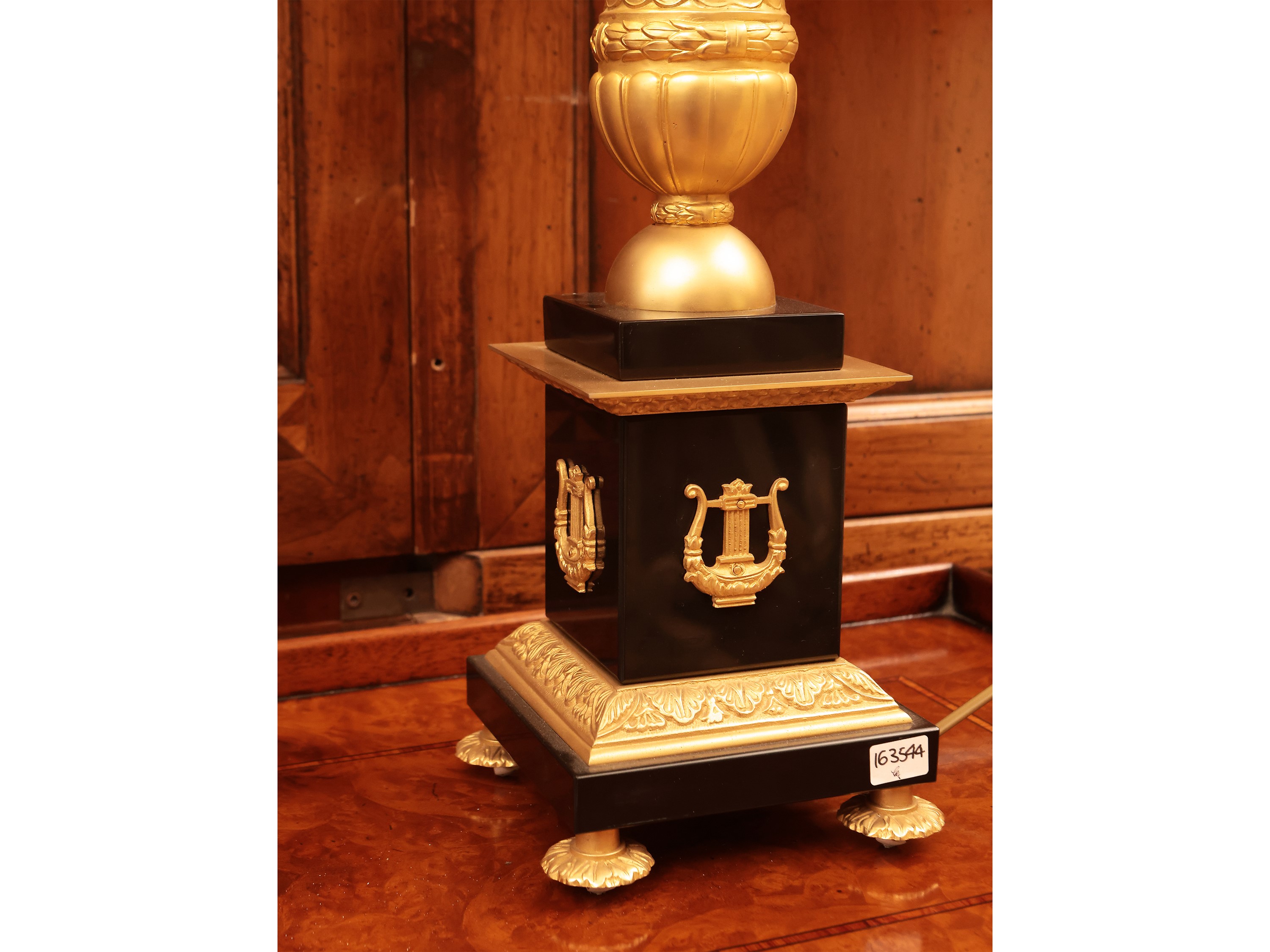 Lume da tavolo in metallo dorato e marmo nero