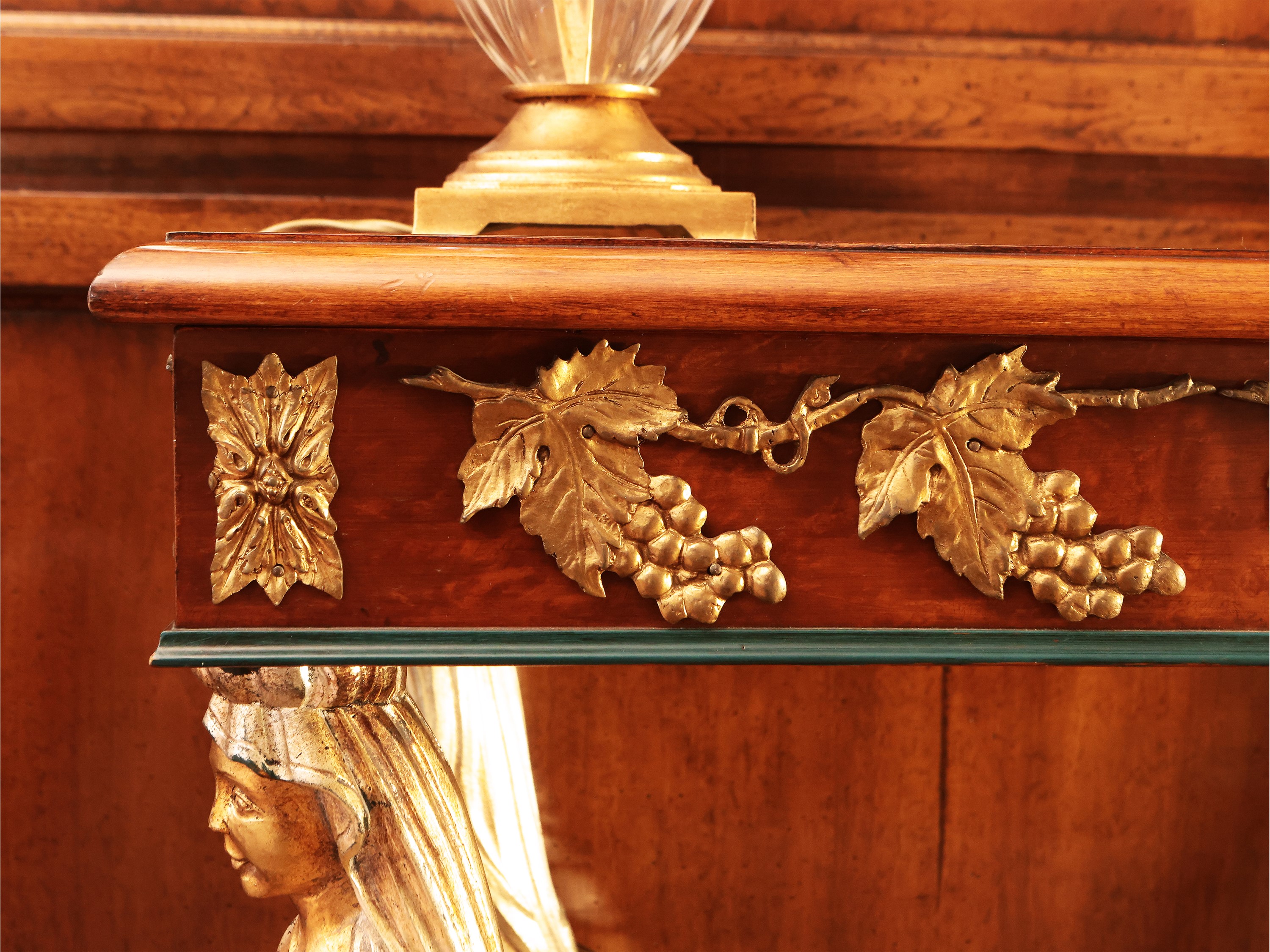 Tavolino da centro a teca per collezioni