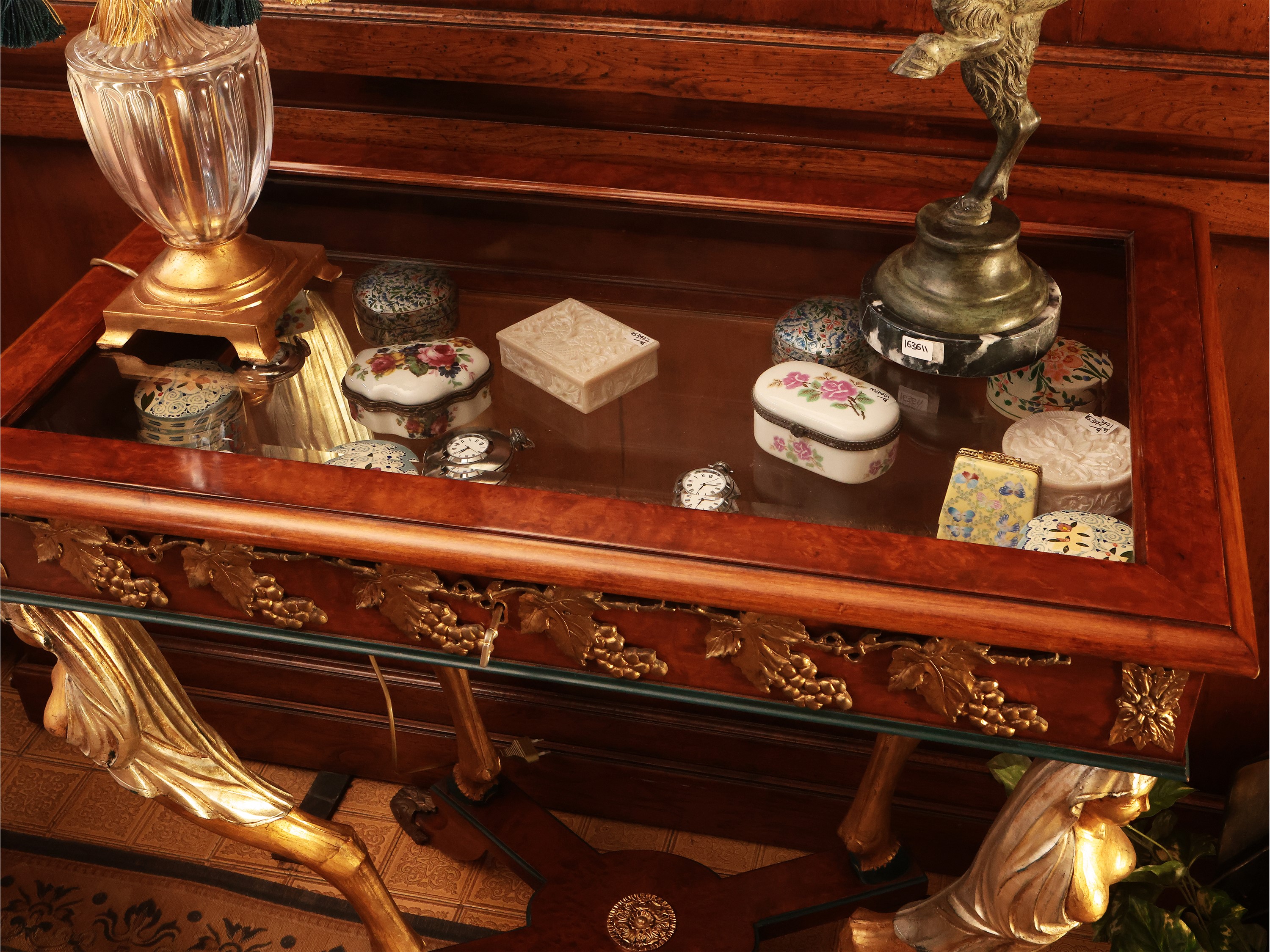 Tavolino da centro a teca per collezioni