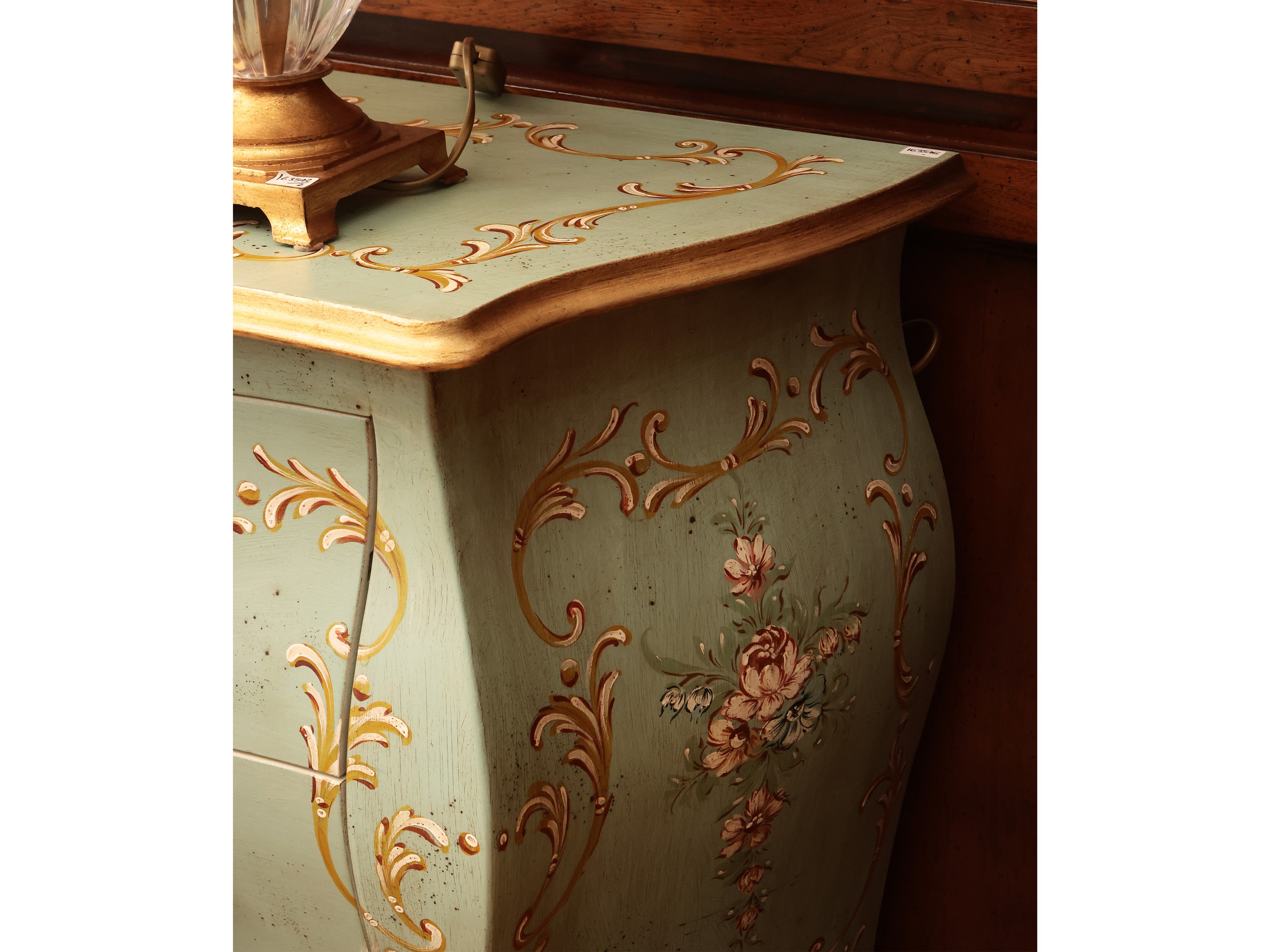 Piccolo cassettone laccato celeste