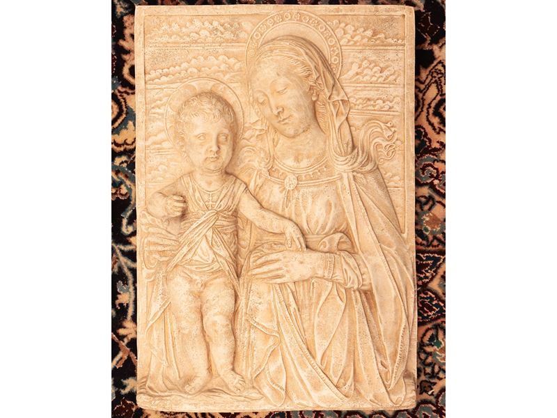 Placca devozionale in gesso con figura di Madonna con Bambino