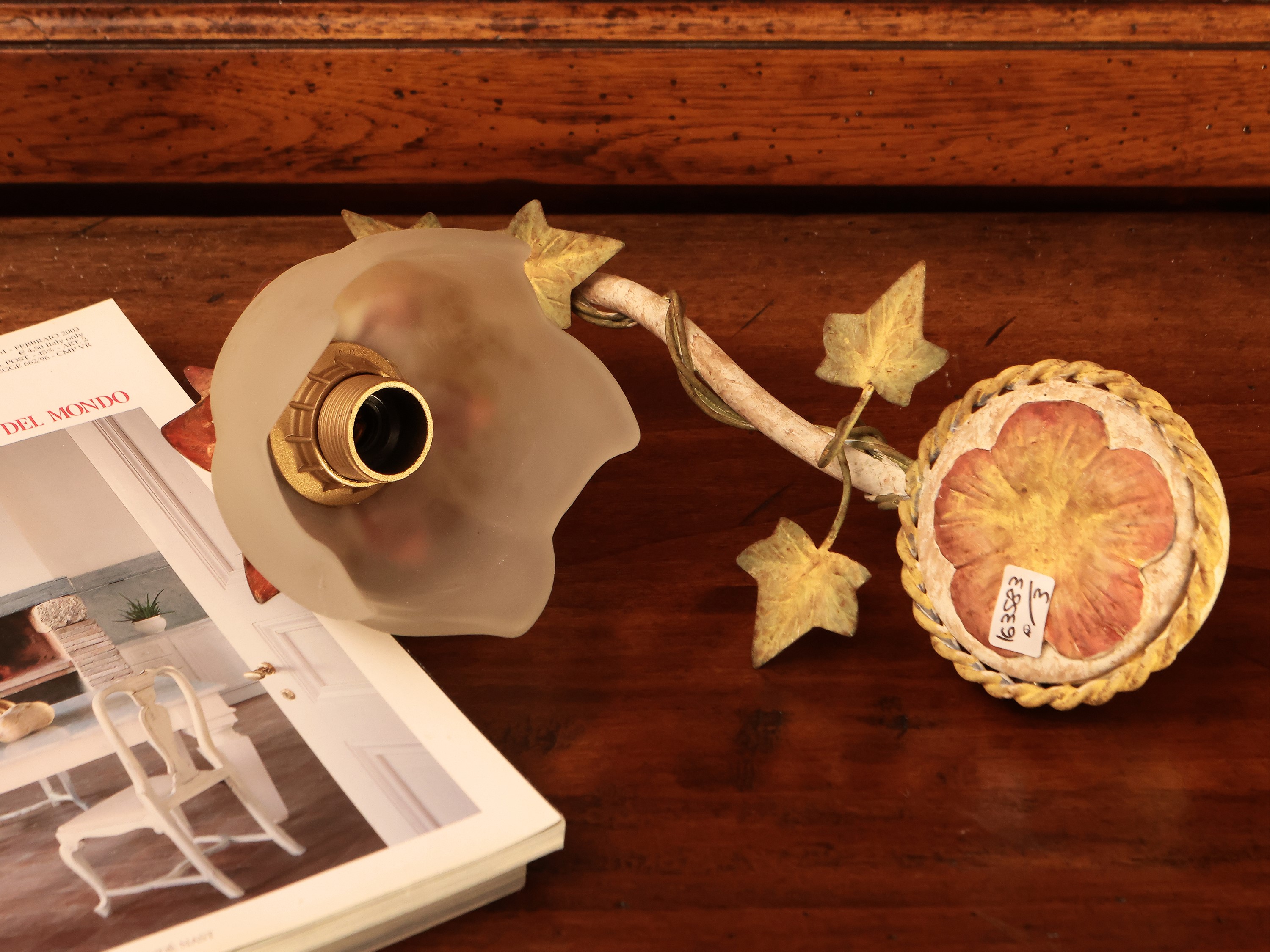 Coppia di grandi applique in metallo laccato