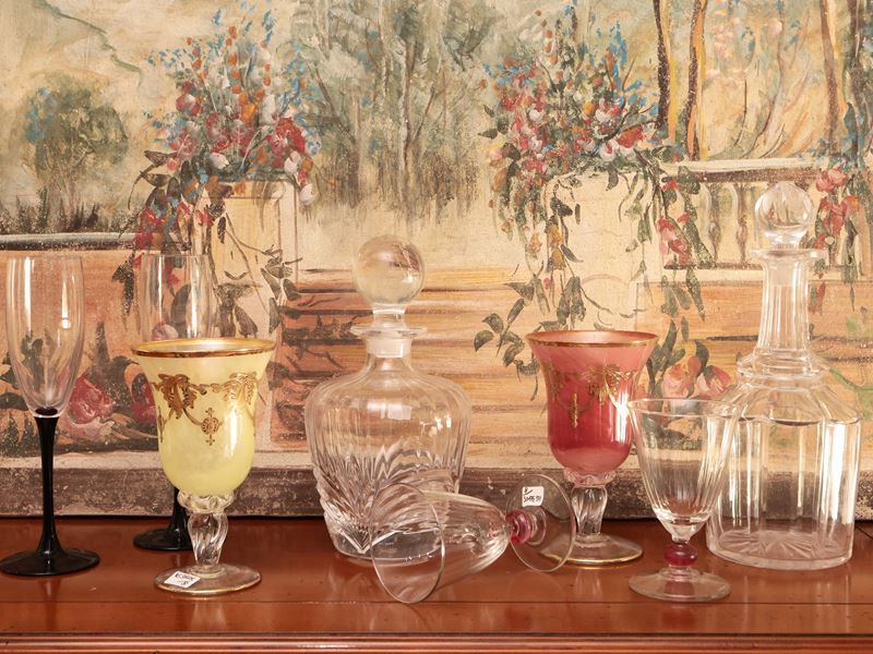 Accessori per la tavola, bottiglie da vino e bicchieri fantasia (lotto)