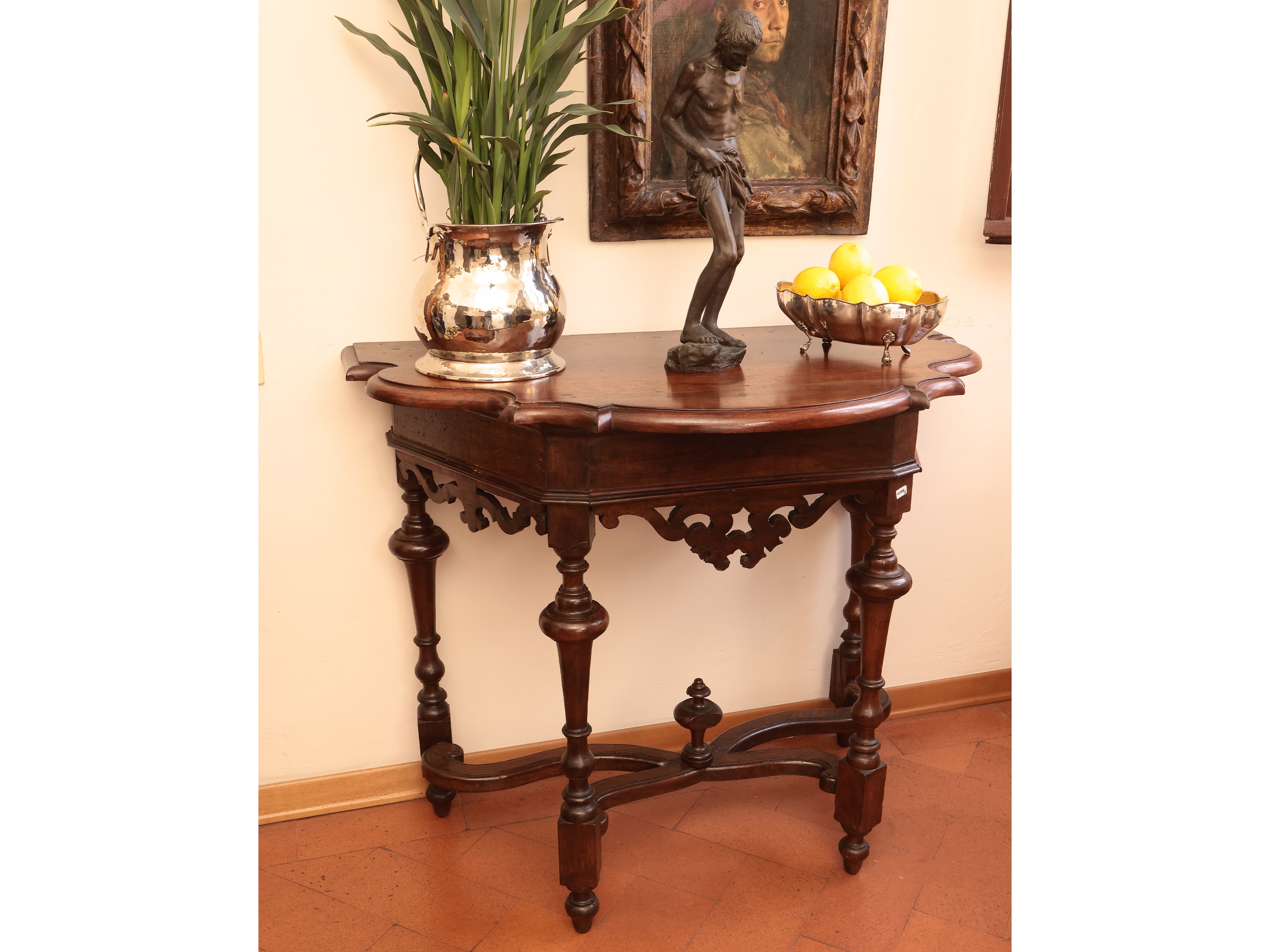 Coppia di mezzi tavoli in noce