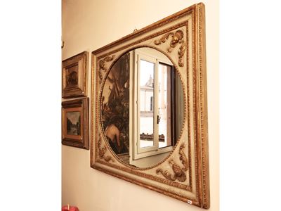 Grande Cornice in Legno Laccato e Lumeggiato in Oro