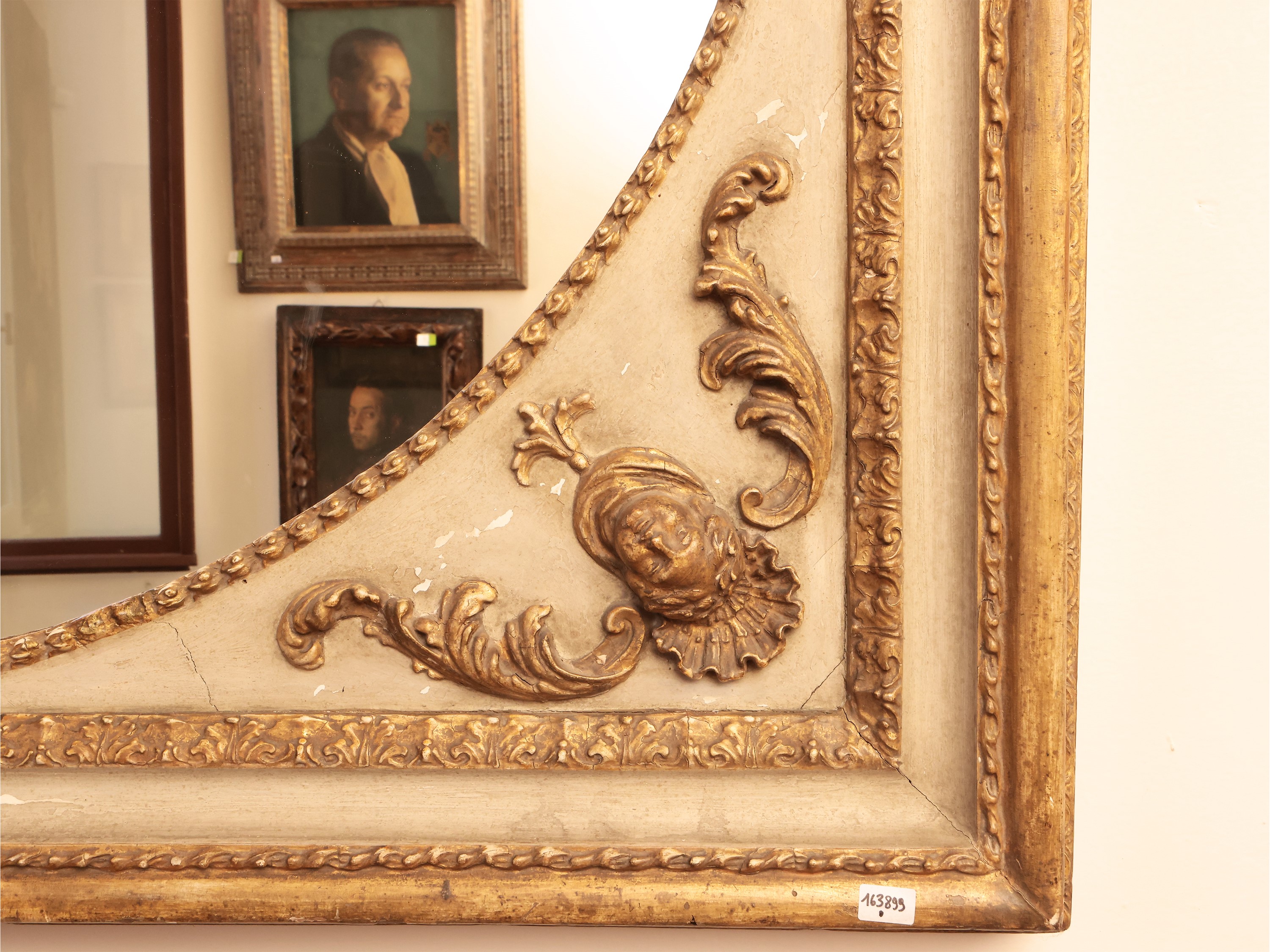 Grande Cornice in Legno Laccato e Lumeggiato in Oro