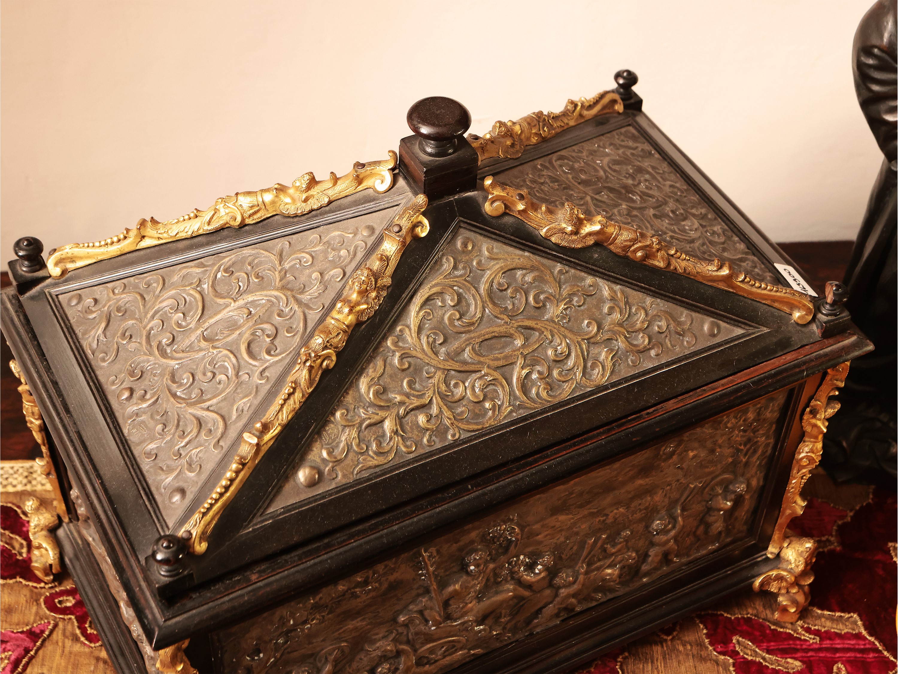 Forziere in legno ebanizzato