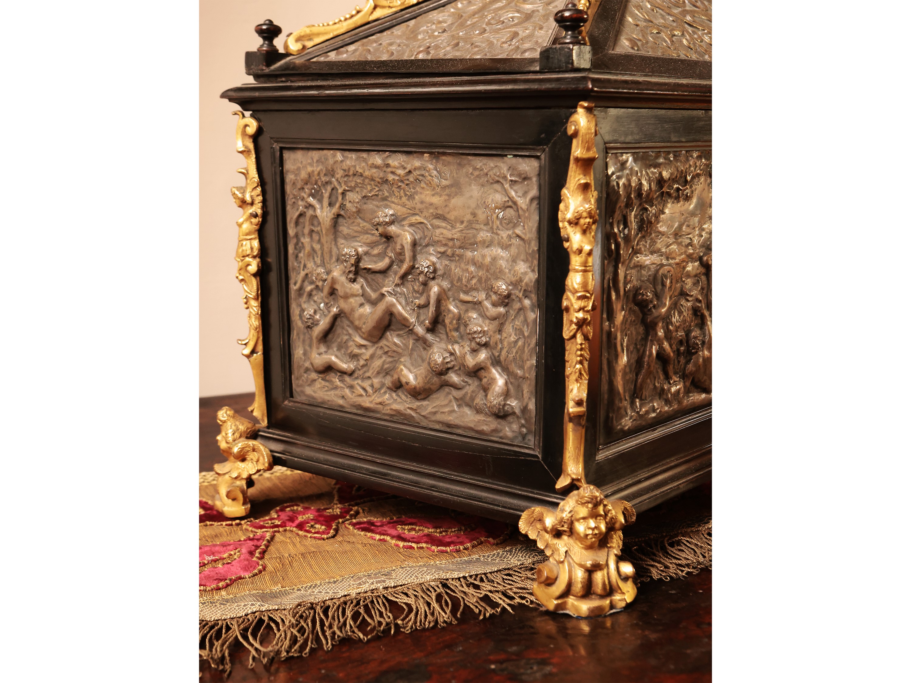 Forziere in legno ebanizzato