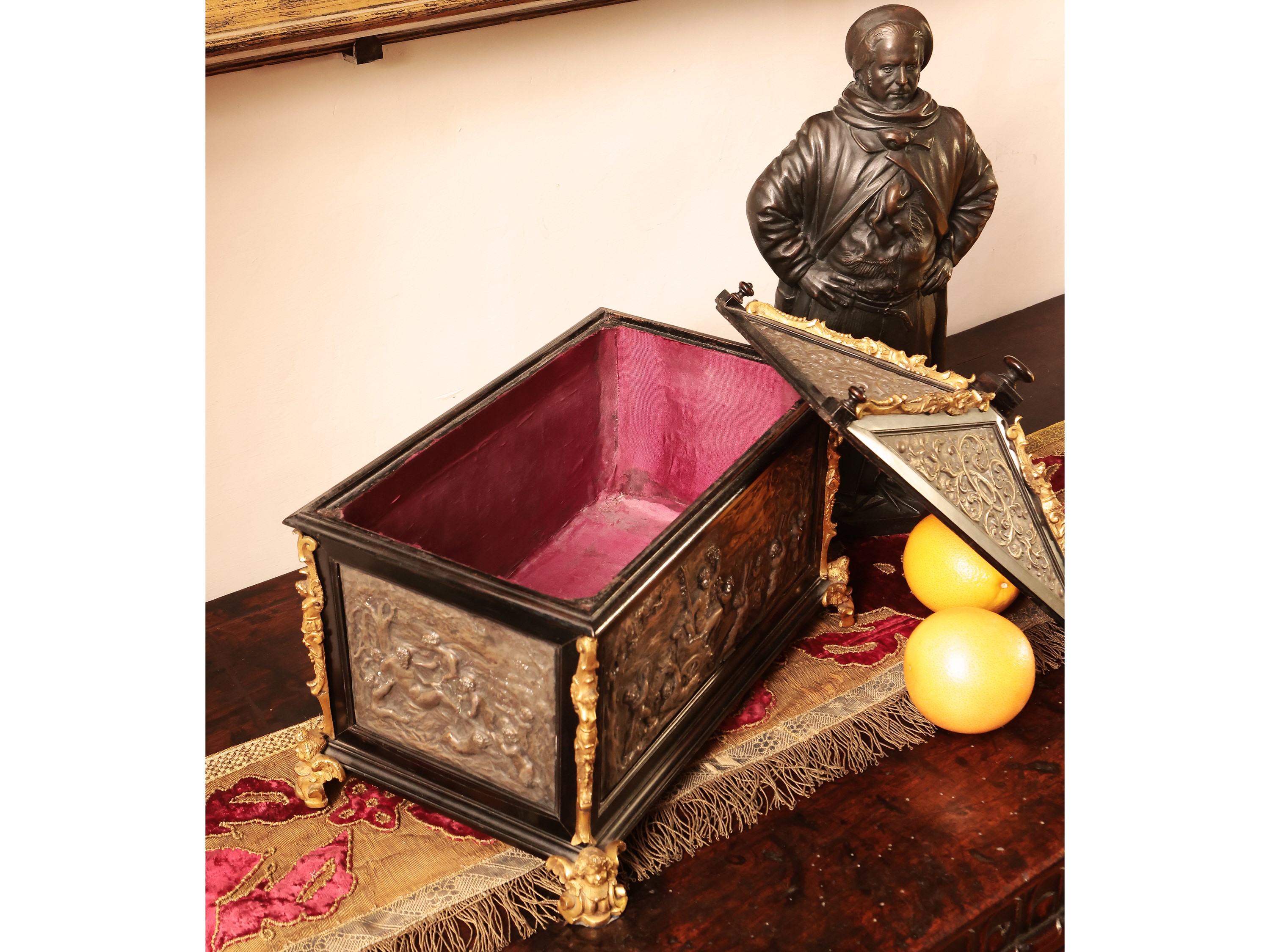 Forziere in legno ebanizzato