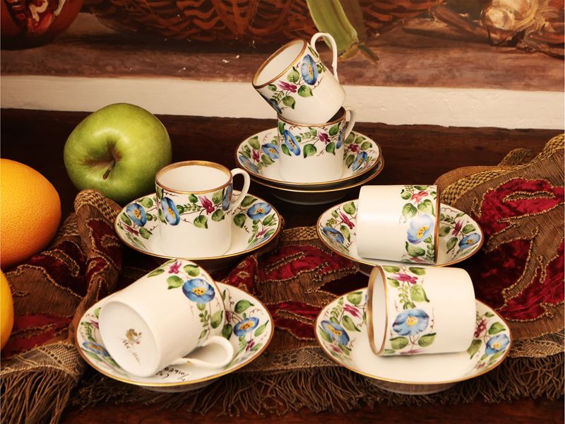 Serie di Dodici Tazzine da Caffè con Decorazione Floreale
