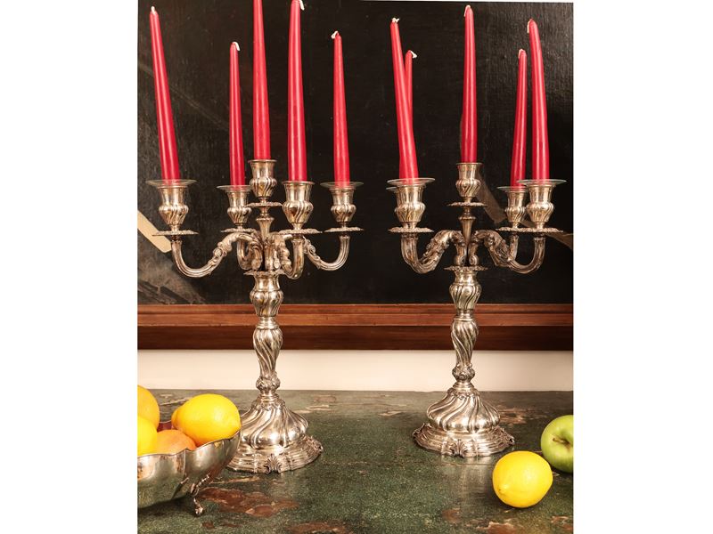 Coppia di grandi candelabri in argento