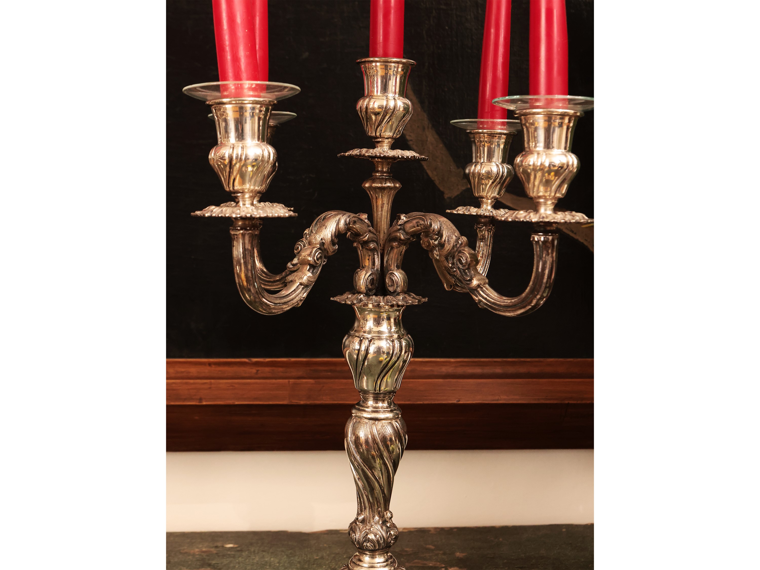 Coppia di grandi candelabri in argento