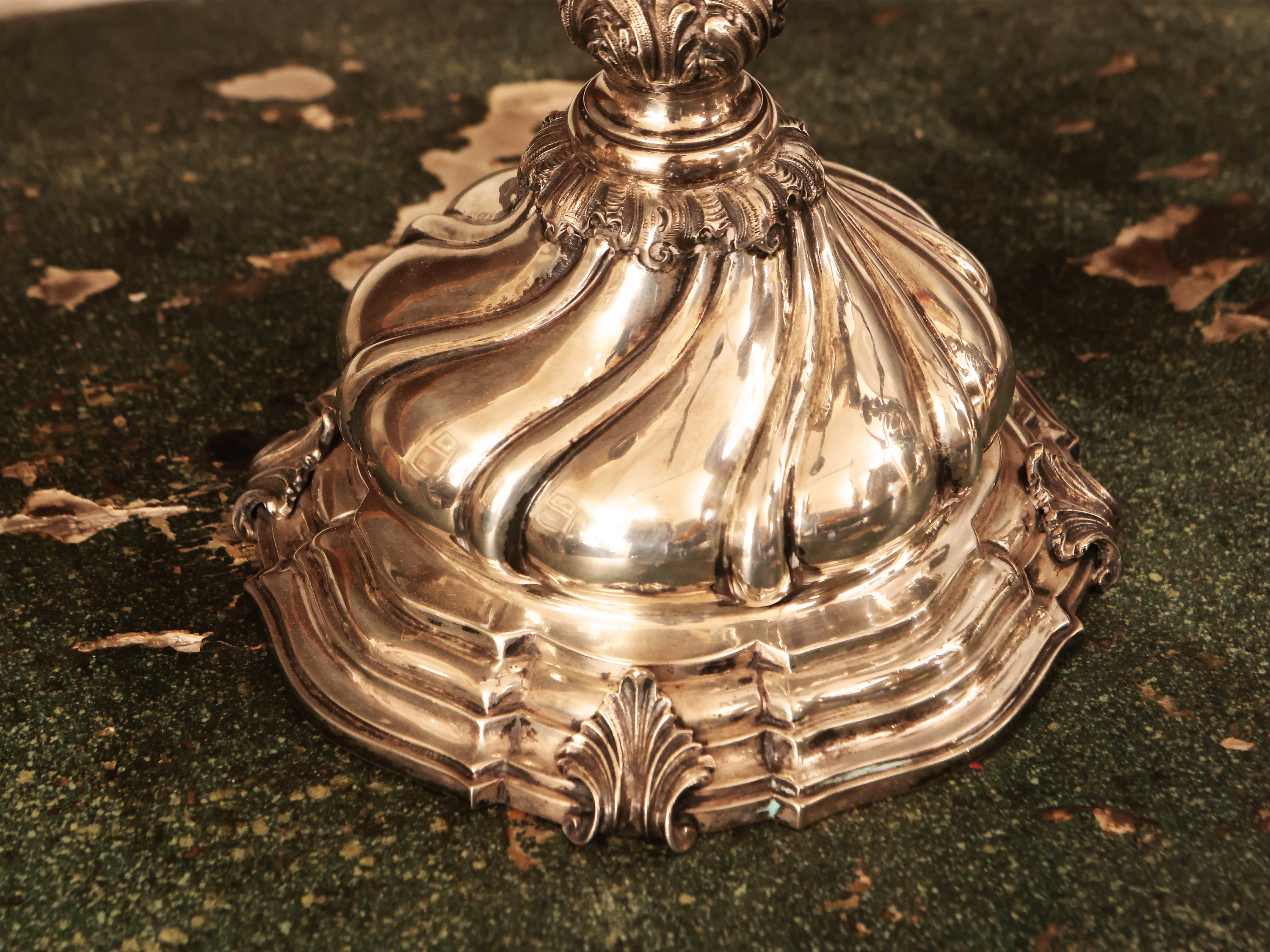 Coppia di grandi candelabri in argento