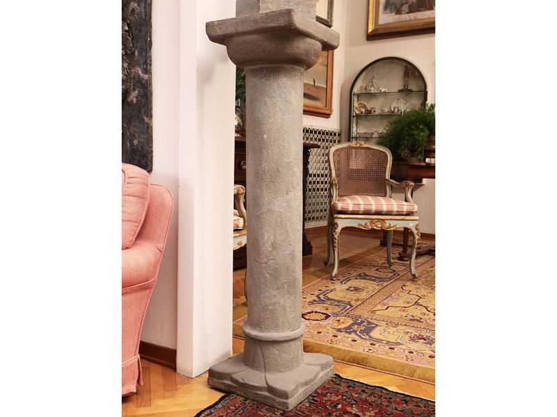 Coppia di colonne portasculture in pietra serena