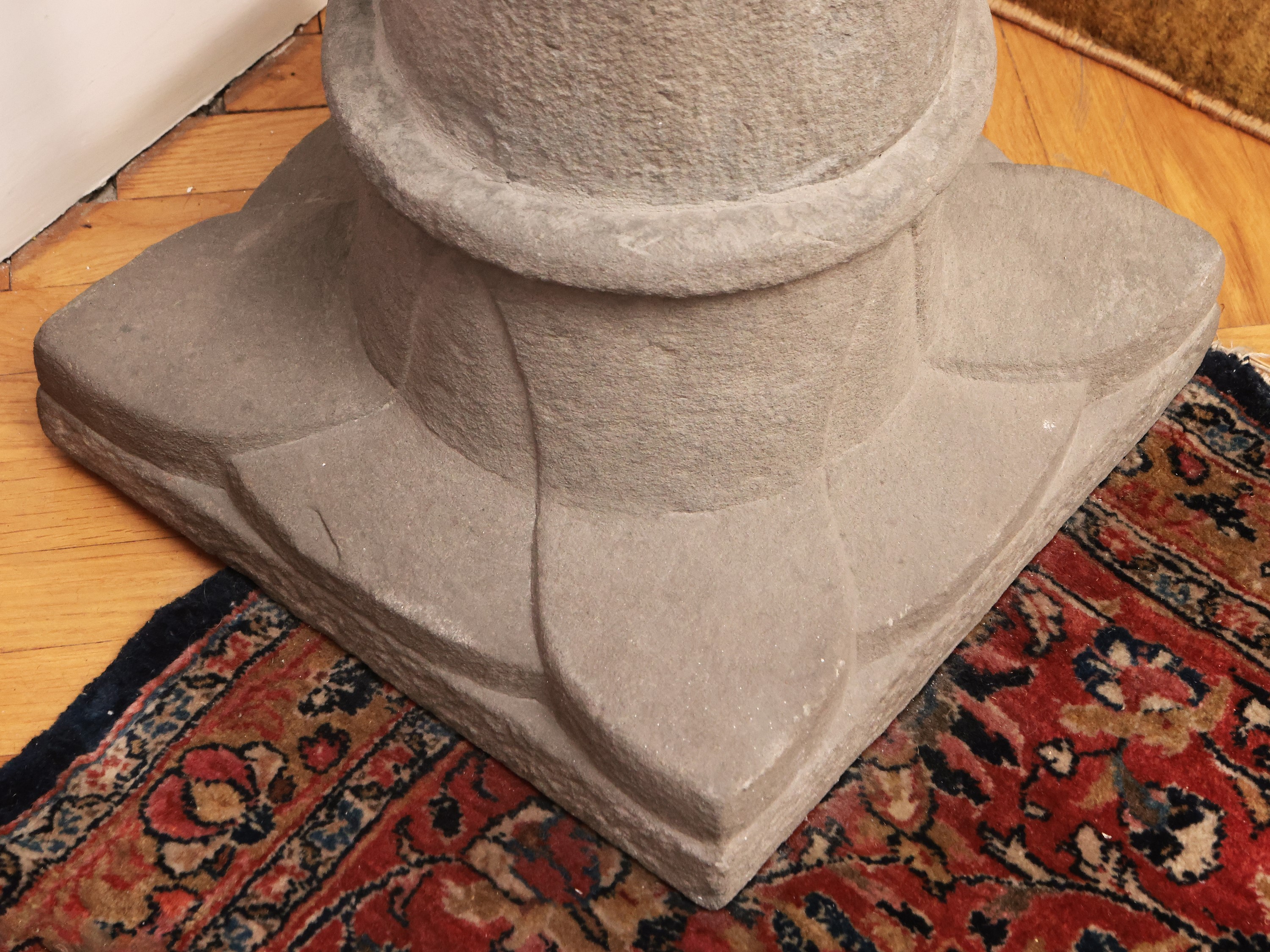 Coppia di colonne portasculture in pietra serena