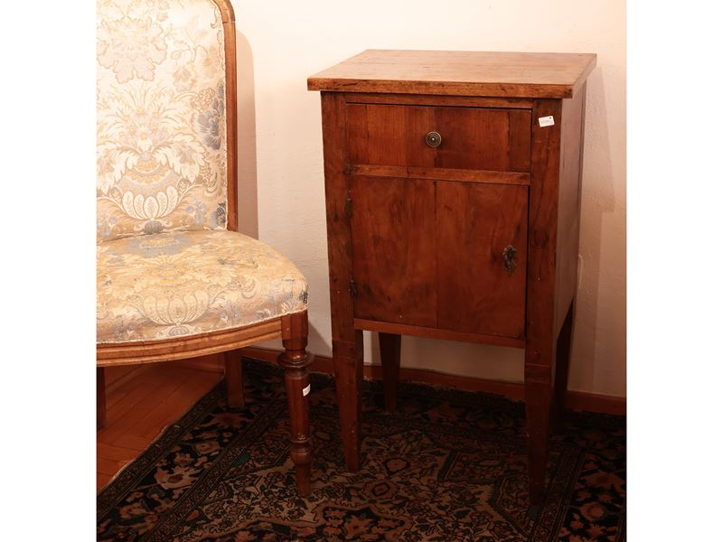 Coppia di comodini rustici in noce