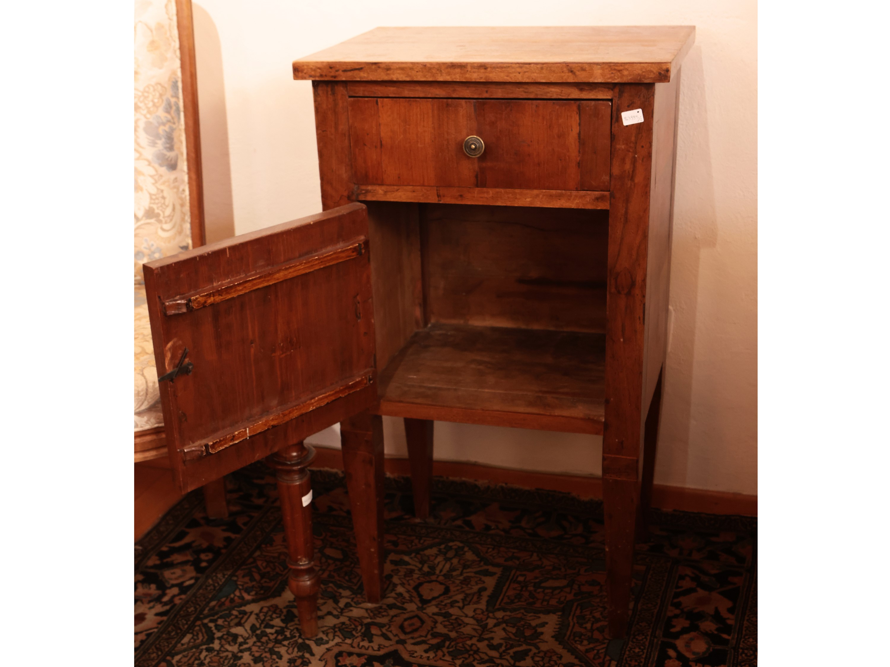 Coppia di comodini rustici in noce