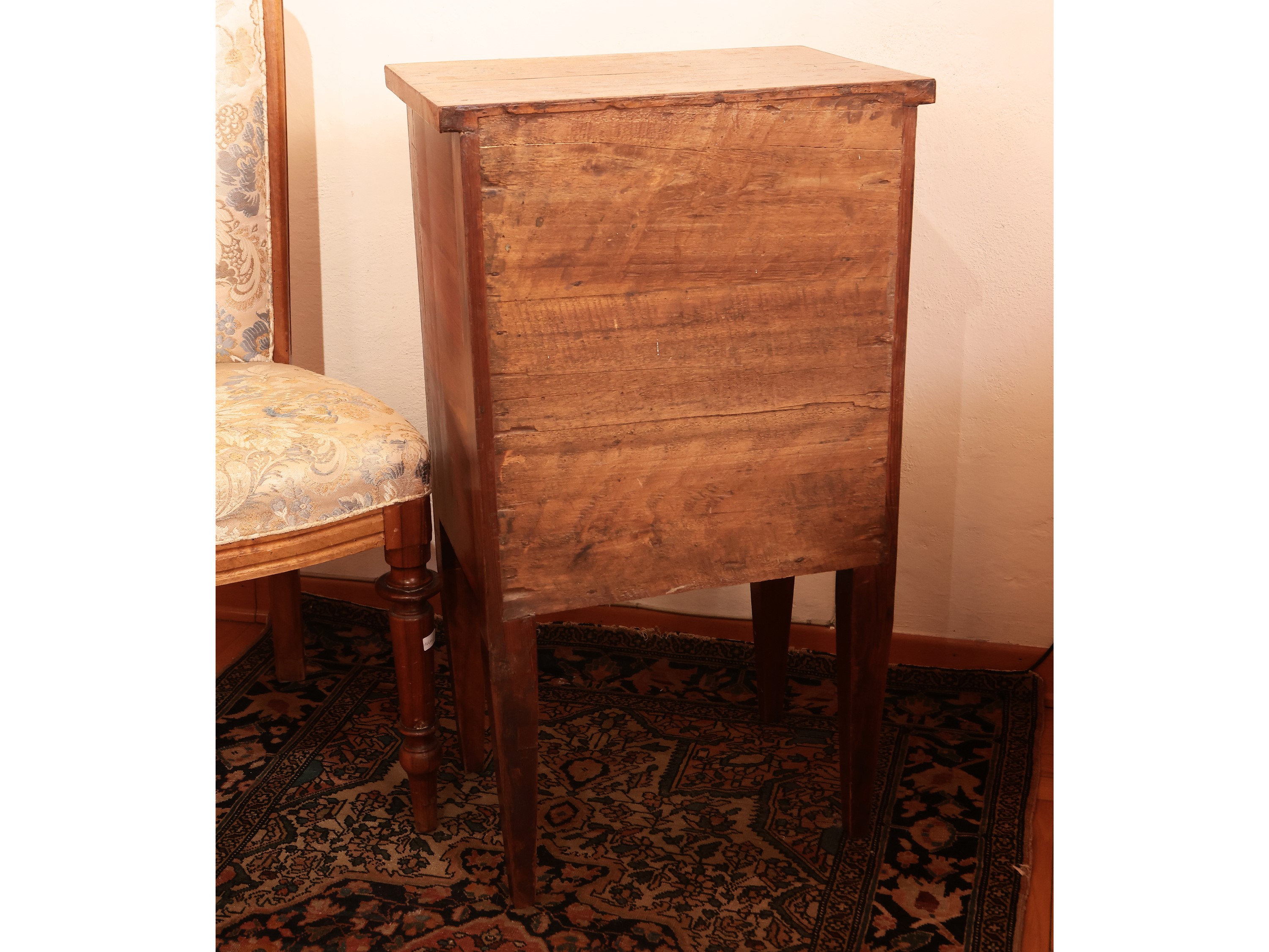 Coppia di comodini rustici in noce