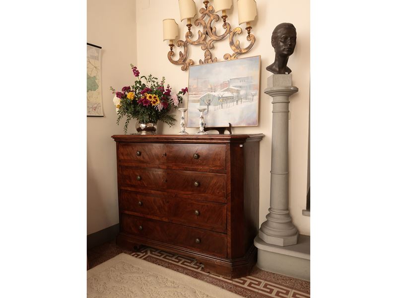 Cassettone impiallacciato ed intarsiato in piuma di noce