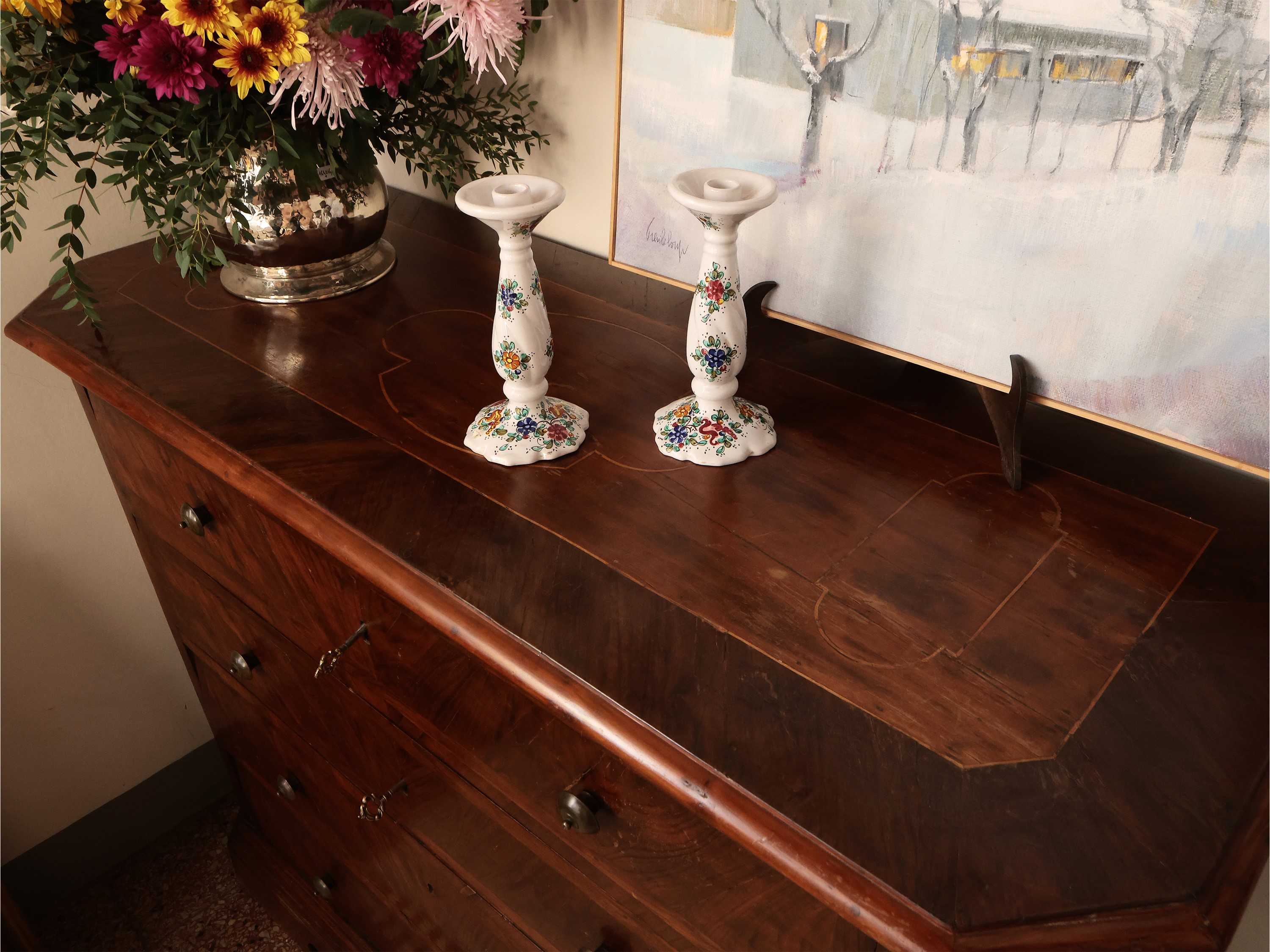 Cassettone impiallacciato ed intarsiato in piuma di noce