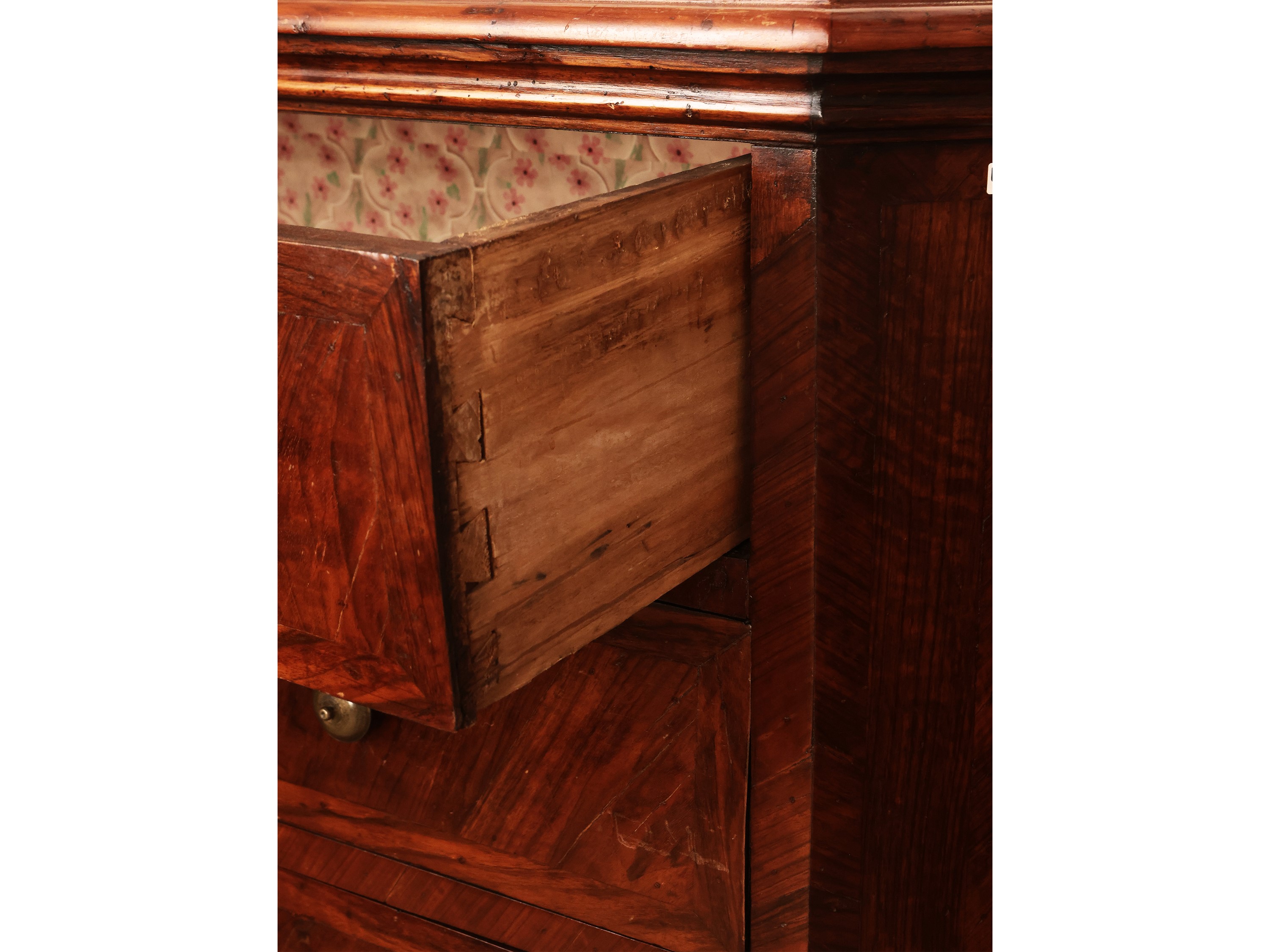 Cassettone impiallacciato ed intarsiato in piuma di noce