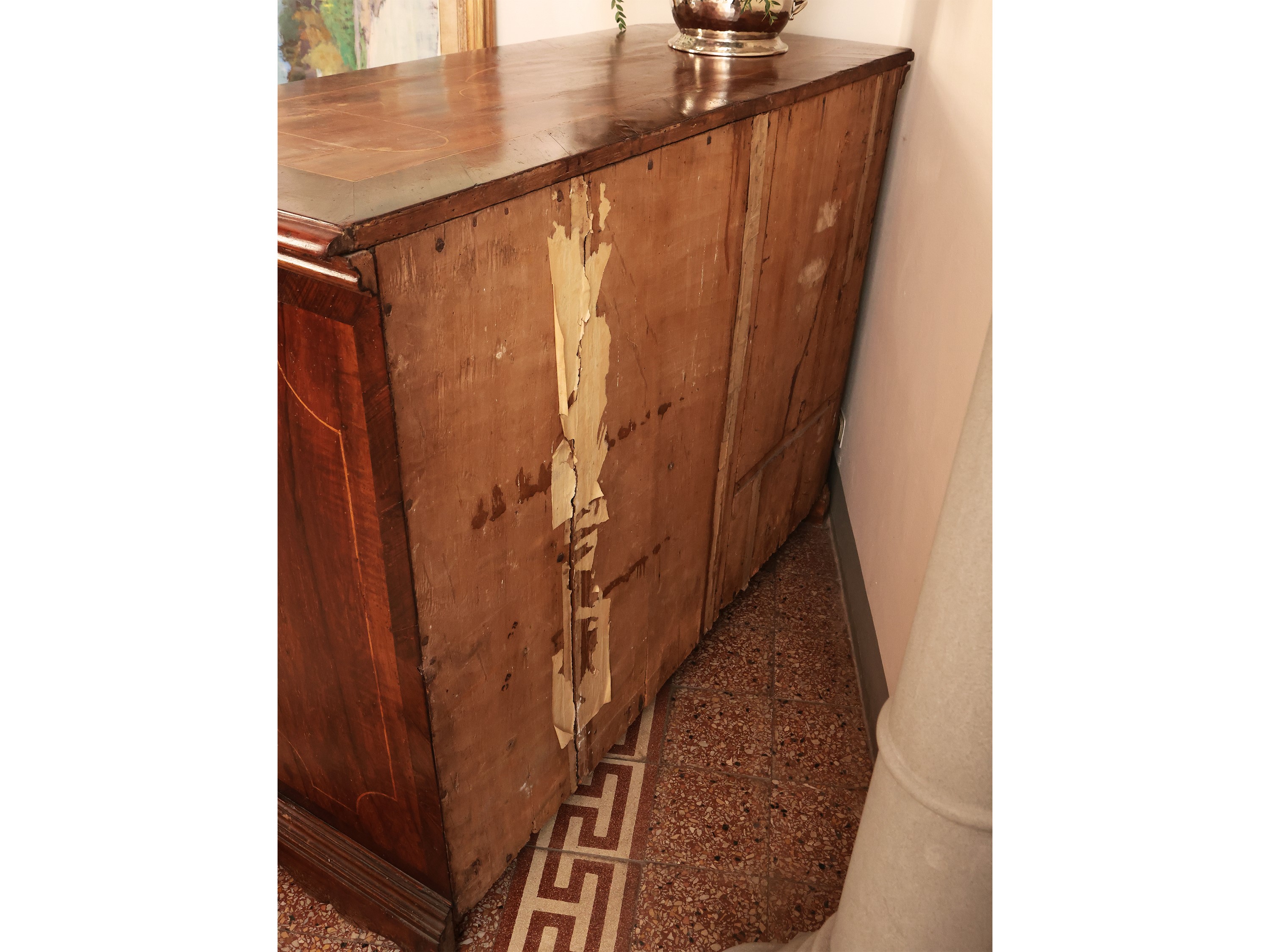 Cassettone impiallacciato ed intarsiato in piuma di noce