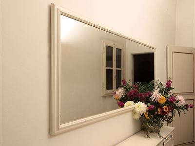 Grande Specchiera con Cornice in Legno Laccato Bianco