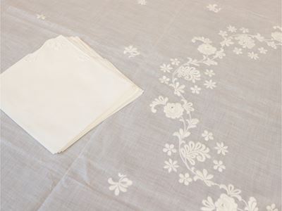 Due tovaglie in lino, una ricamata e una di Villeroy & Boch