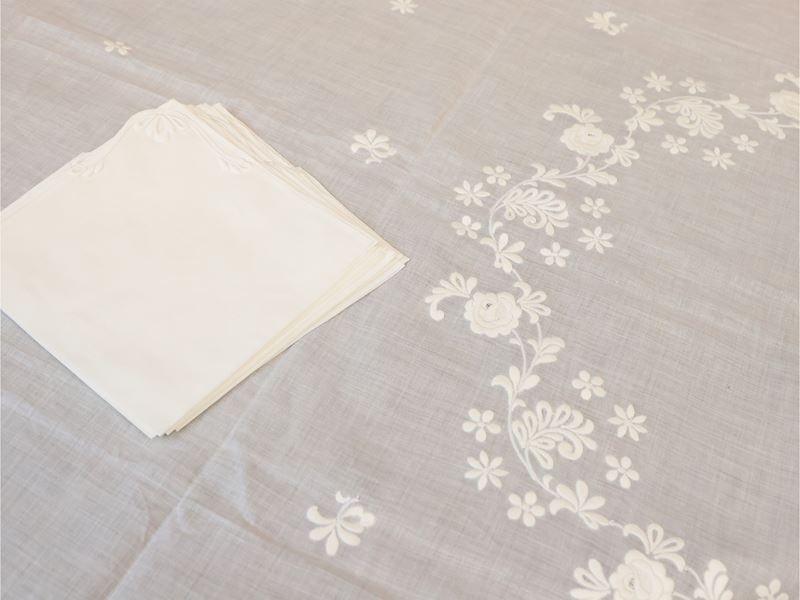 Due tovaglie in lino, una ricamata e una di Villeroy & Boch