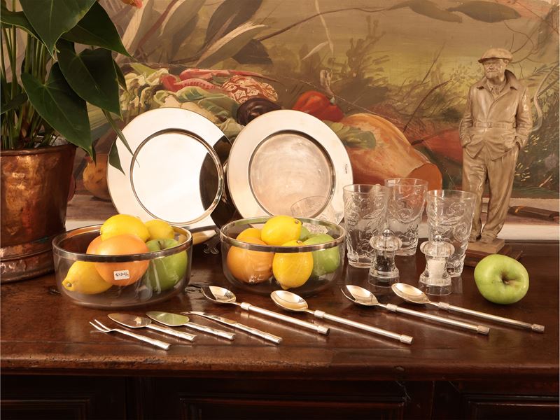 Assortimento di Accessori per la Tavola di Gusto Moderno