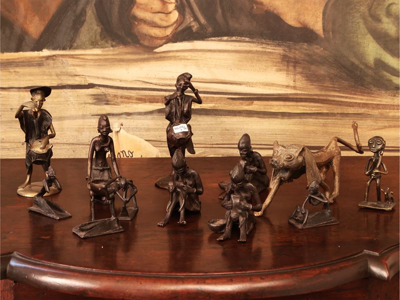 Dodici piccole sculture tribali in bronzo