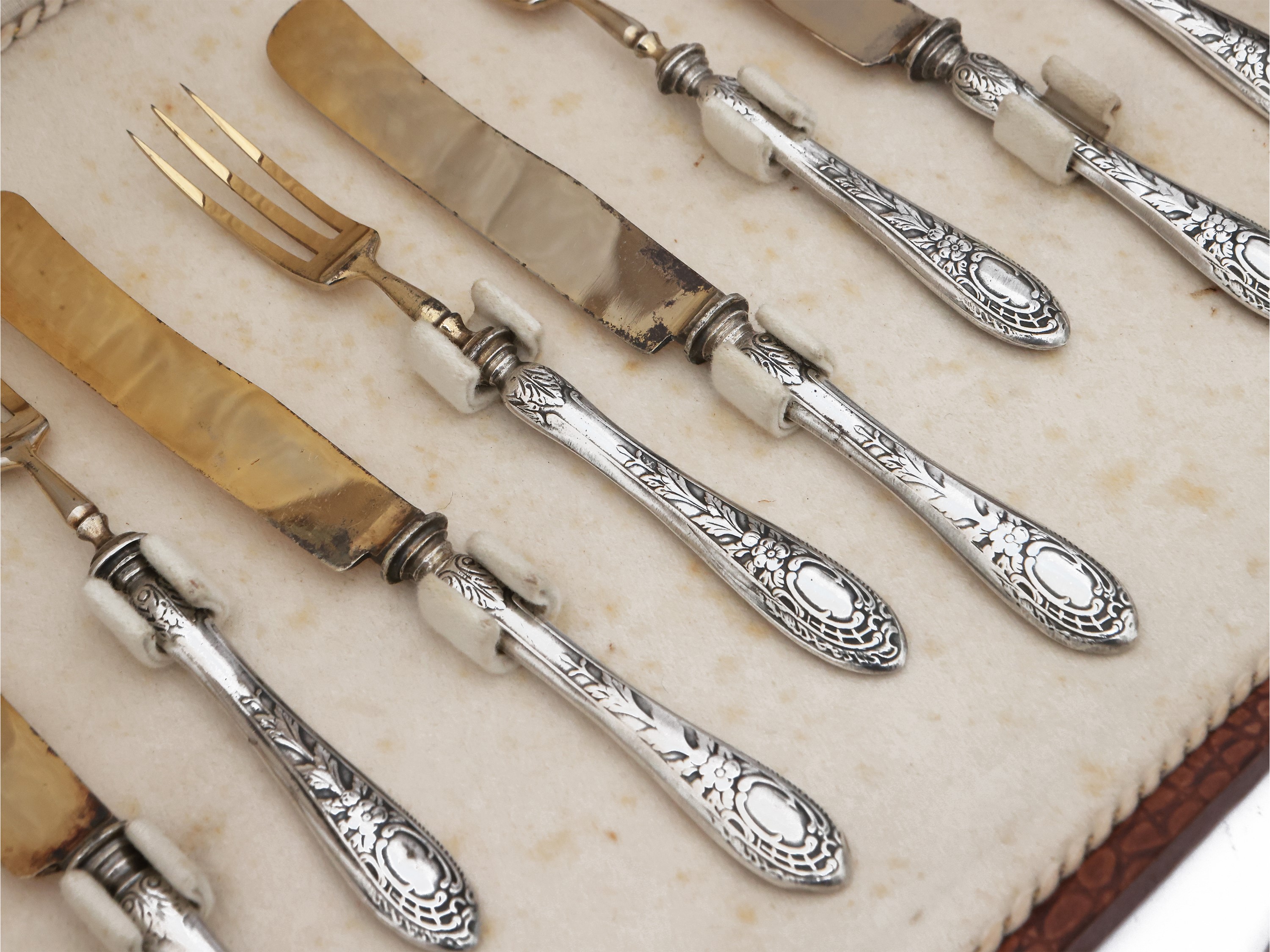 Servizio di accessori per la tavola in metallo argentato, completo per sei persone