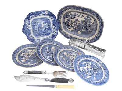 Assortimento di accessori per la tavola, terraglie inglesi d'epoca, portagrissini in metallo arge...
