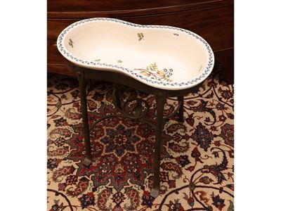 Bidet in ceramica, decorato con motivo floreale