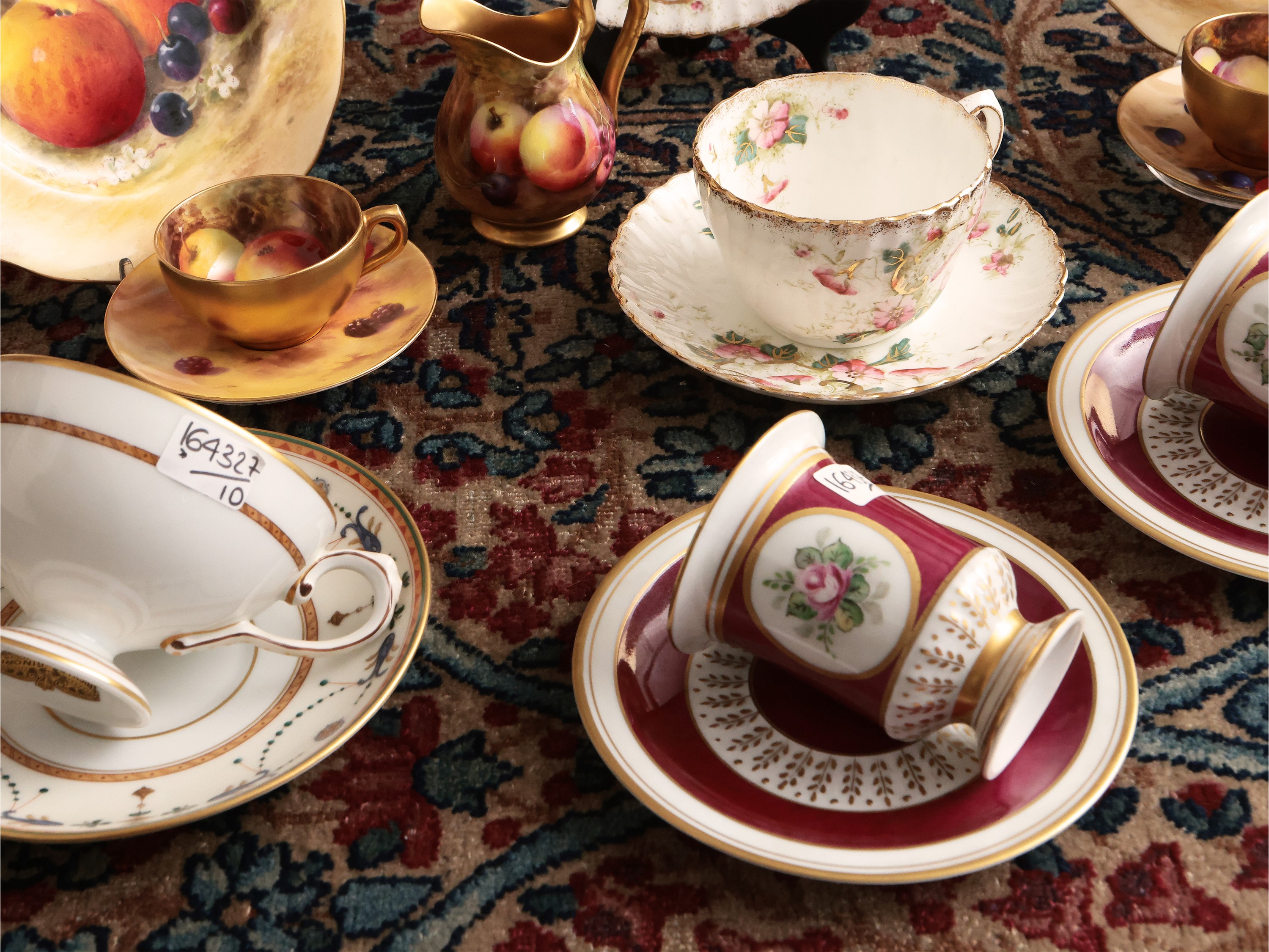 Dieci tazzine d'epoca in porcellana da collezione