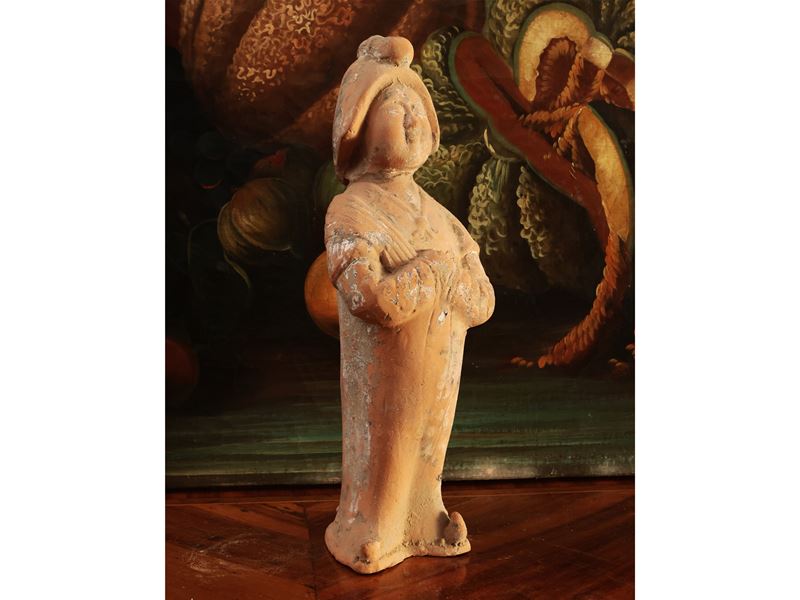 Figura femminile in terracotta