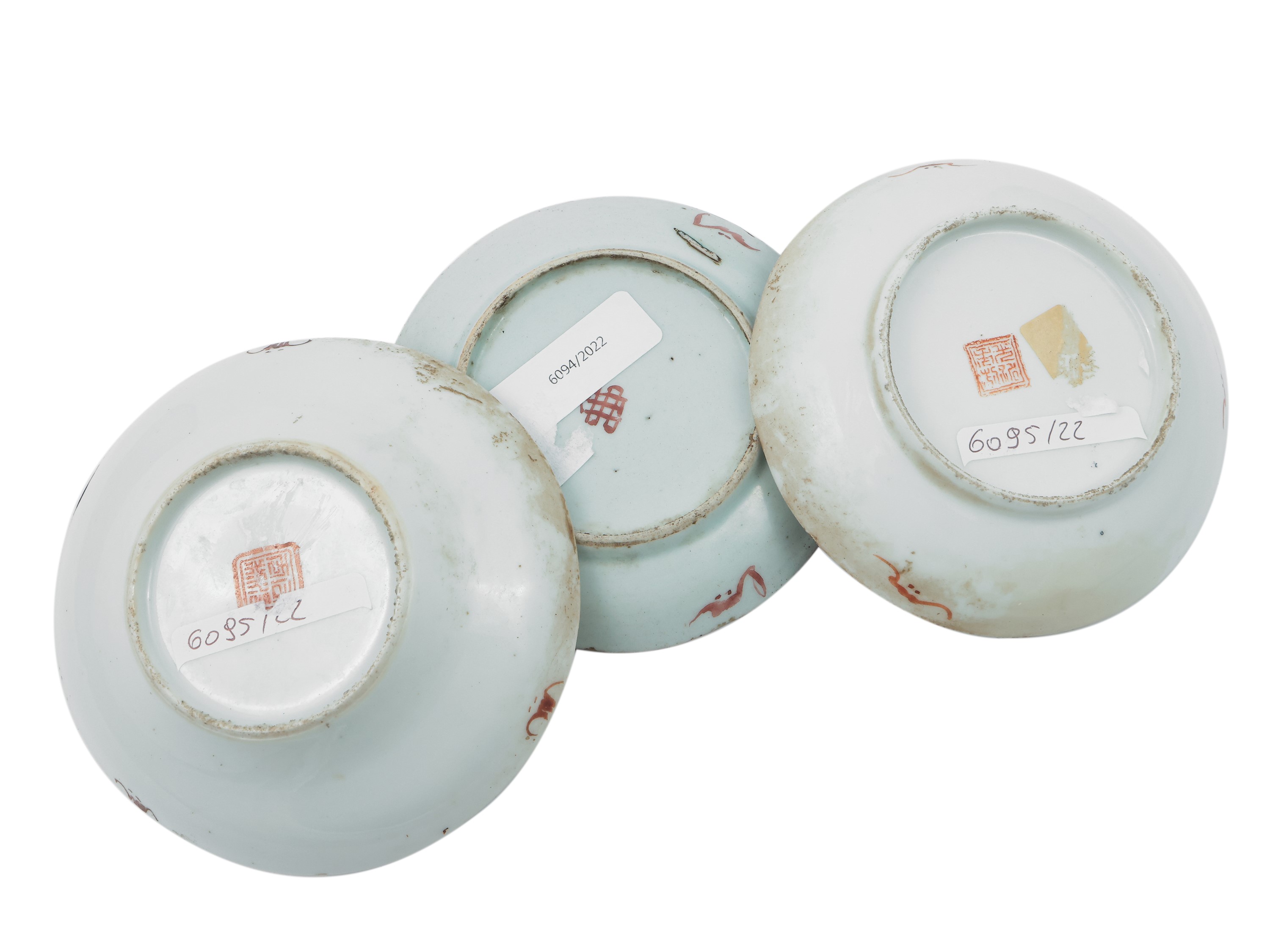 Tre piatti in porcellana