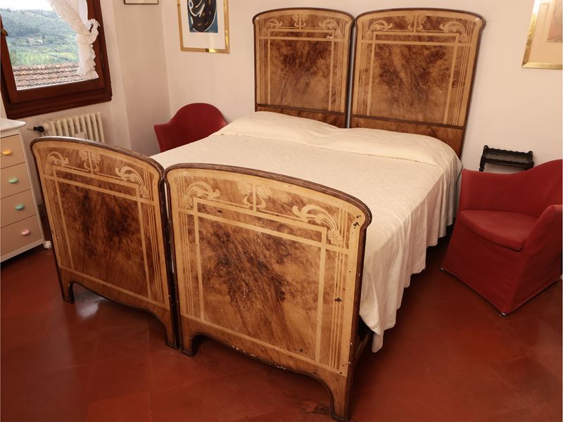 Coppia di Letti Singoli in Metallo Laccato di Gusto Art Nouveau