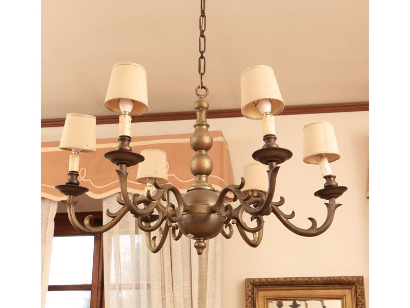 Lampadario in metallo di gusto fiammingo