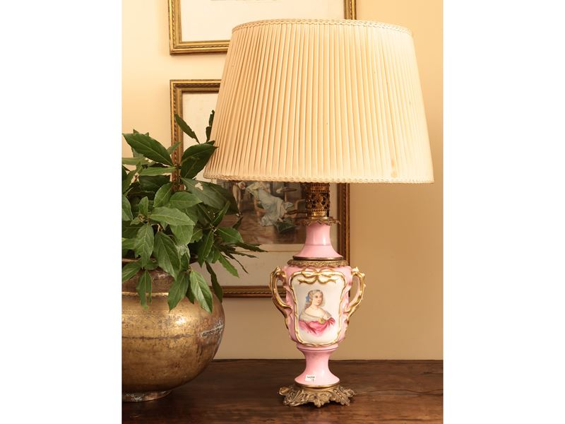 Coppia di lumi ad olio in porcellana