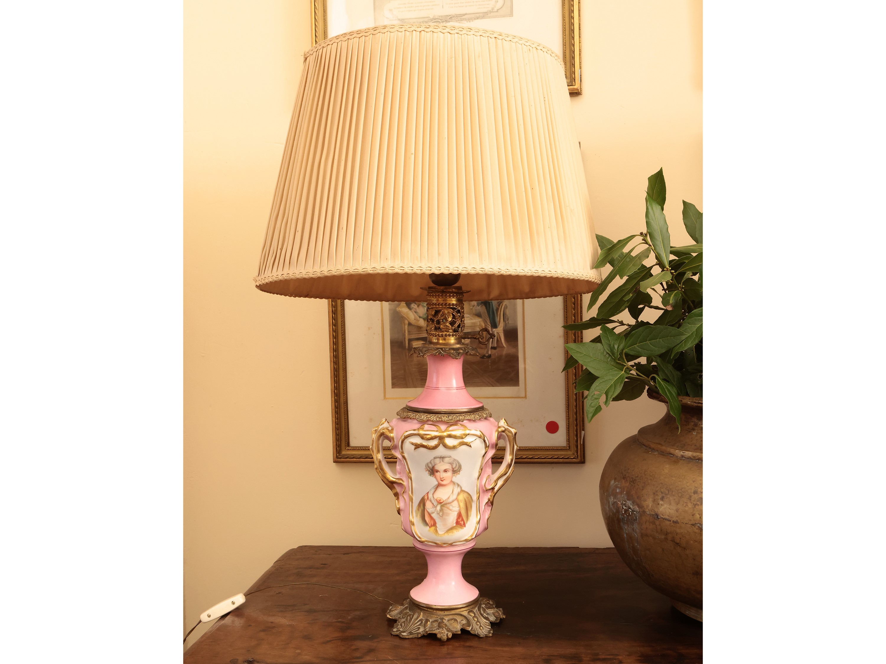 Coppia di lumi ad olio in porcellana