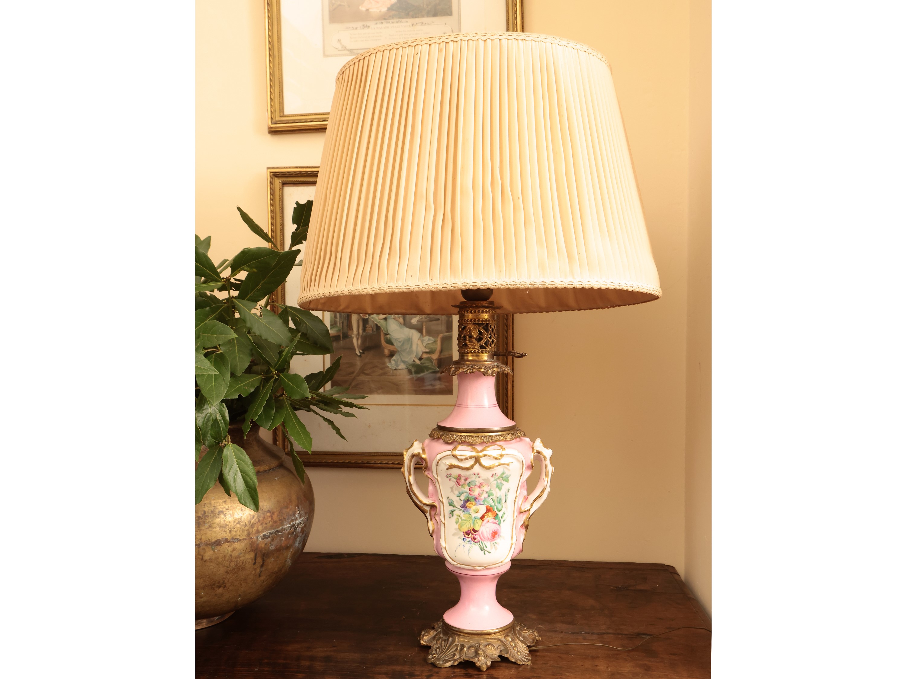 Coppia di lumi ad olio in porcellana