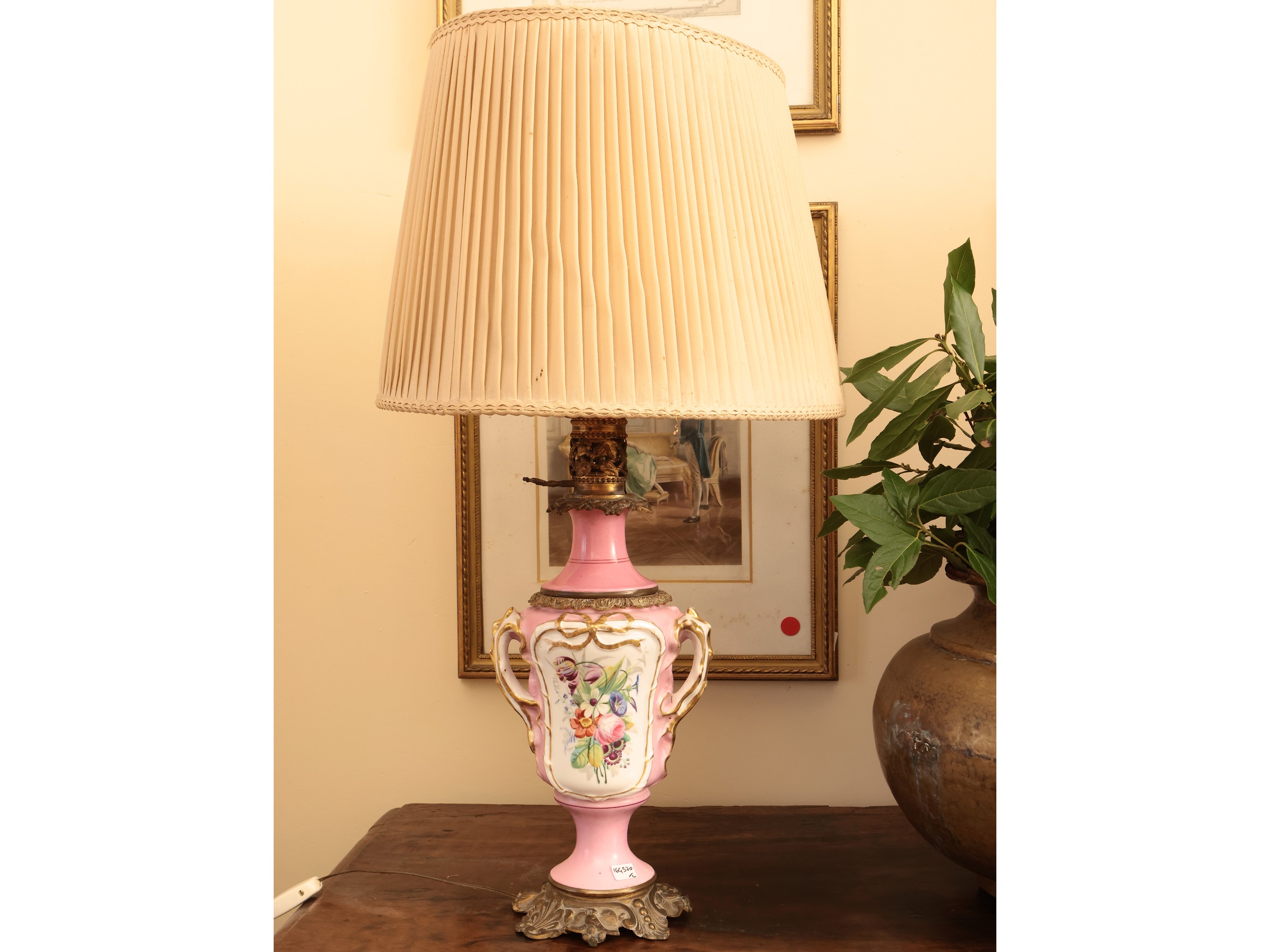 Coppia di lumi ad olio in porcellana