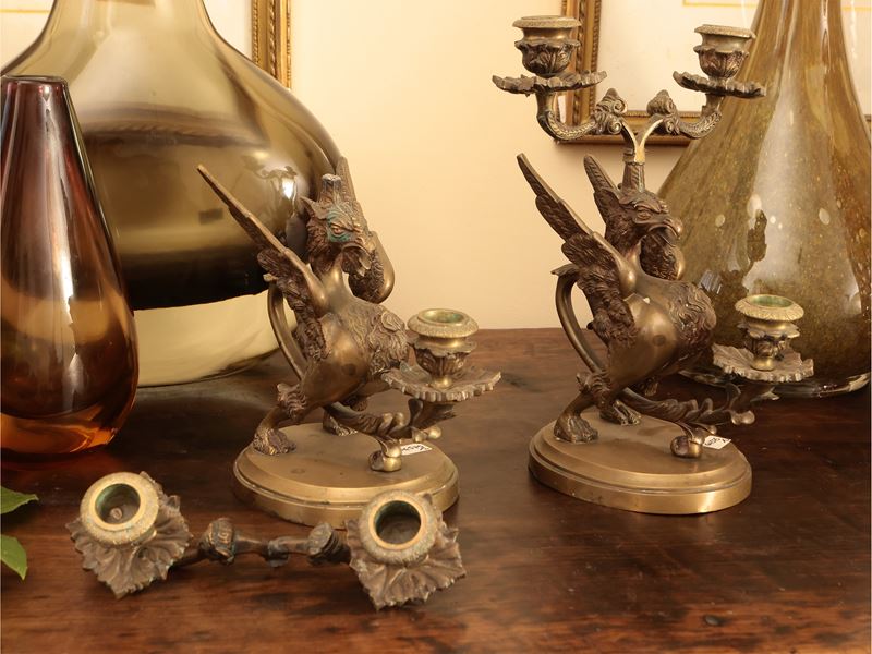 Coppia di candelabri a grottesca in ottone