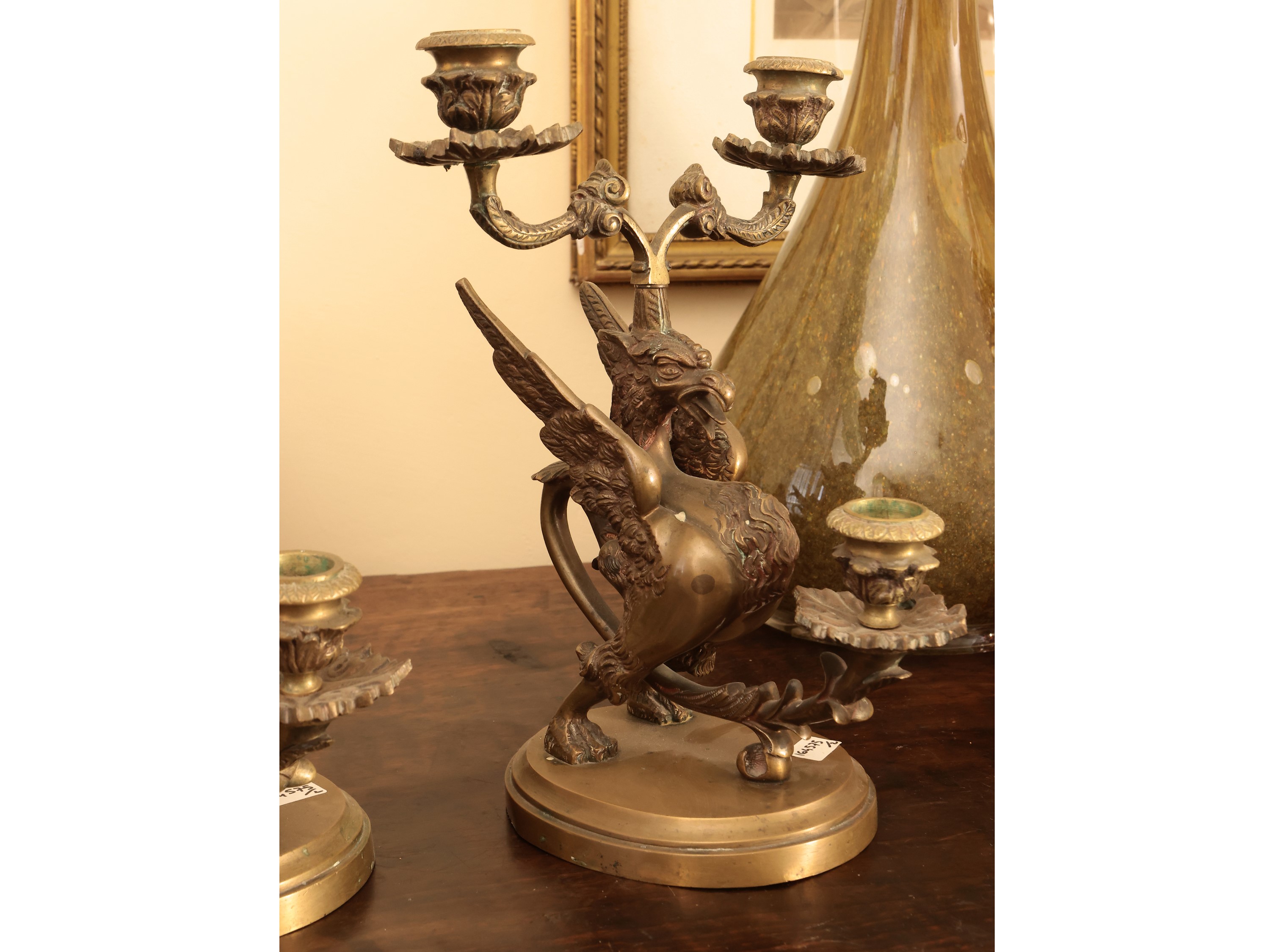 Coppia di candelabri a grottesca in ottone