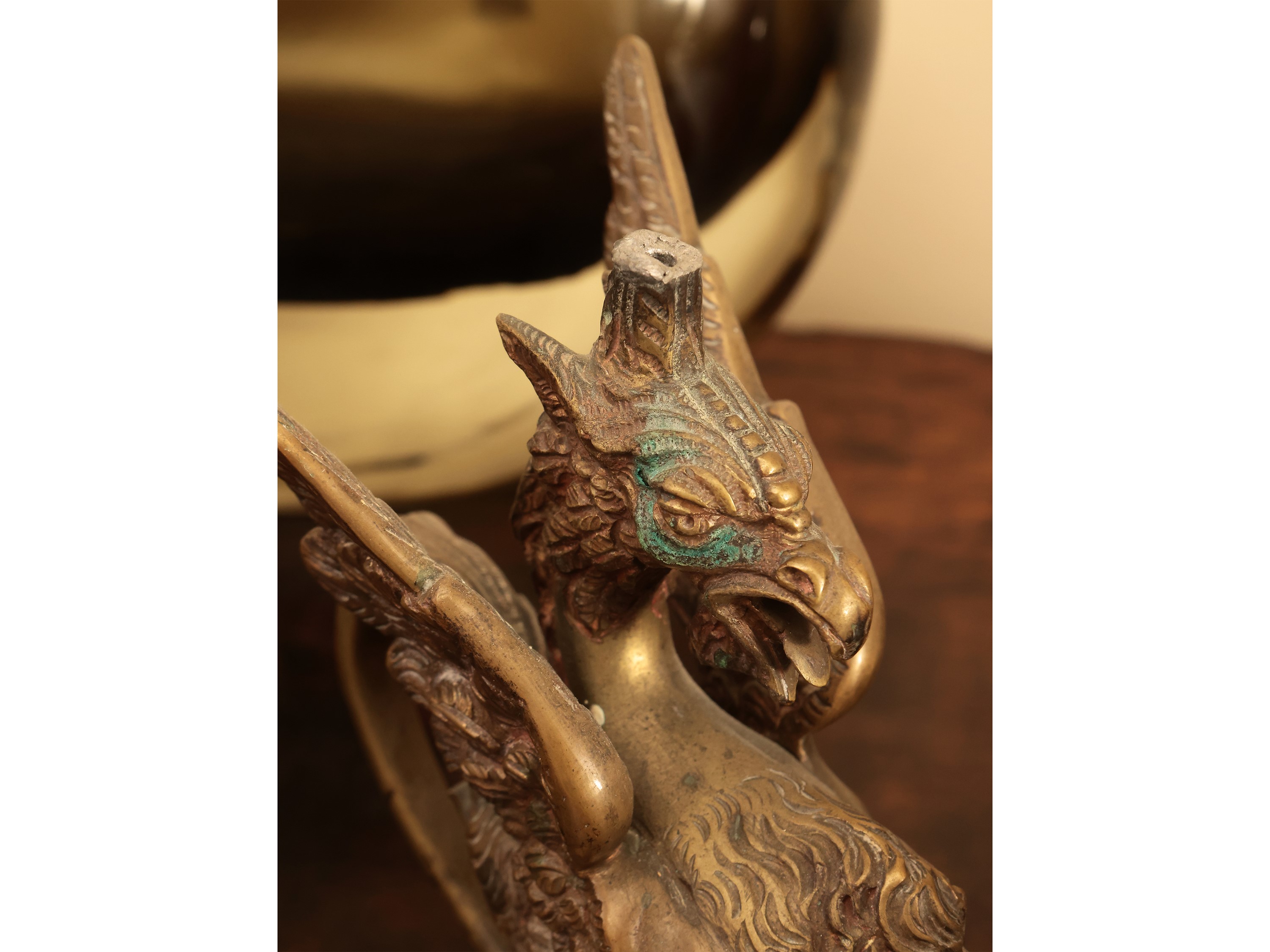 Coppia di candelabri a grottesca in ottone