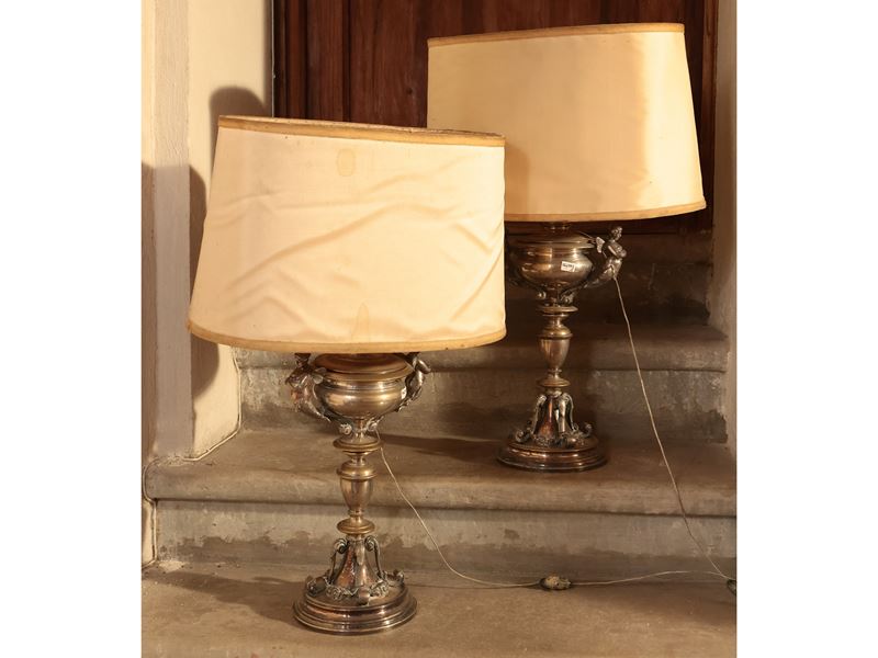 Coppia di lumi da tavolo in metallo argentato