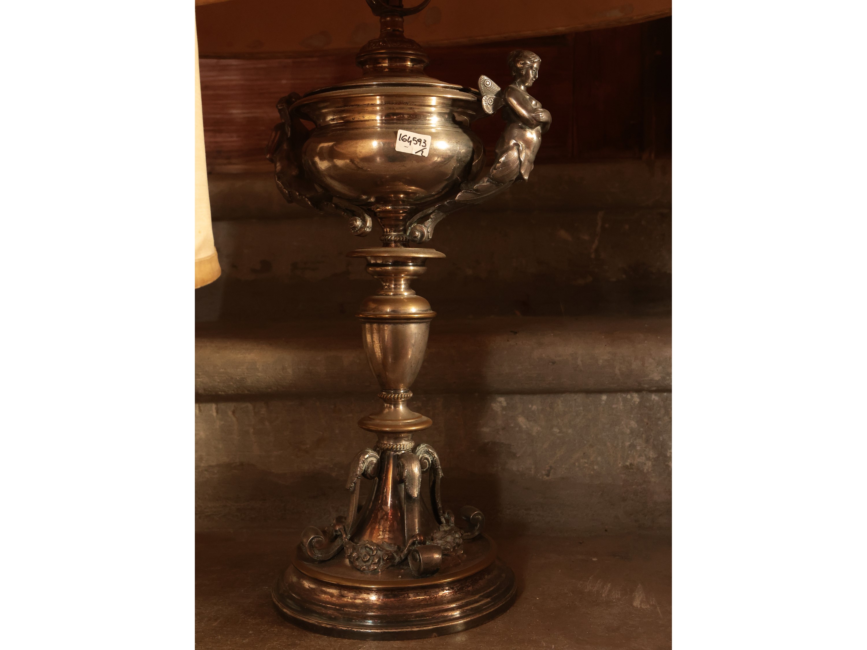 Coppia di lumi da tavolo in metallo argentato