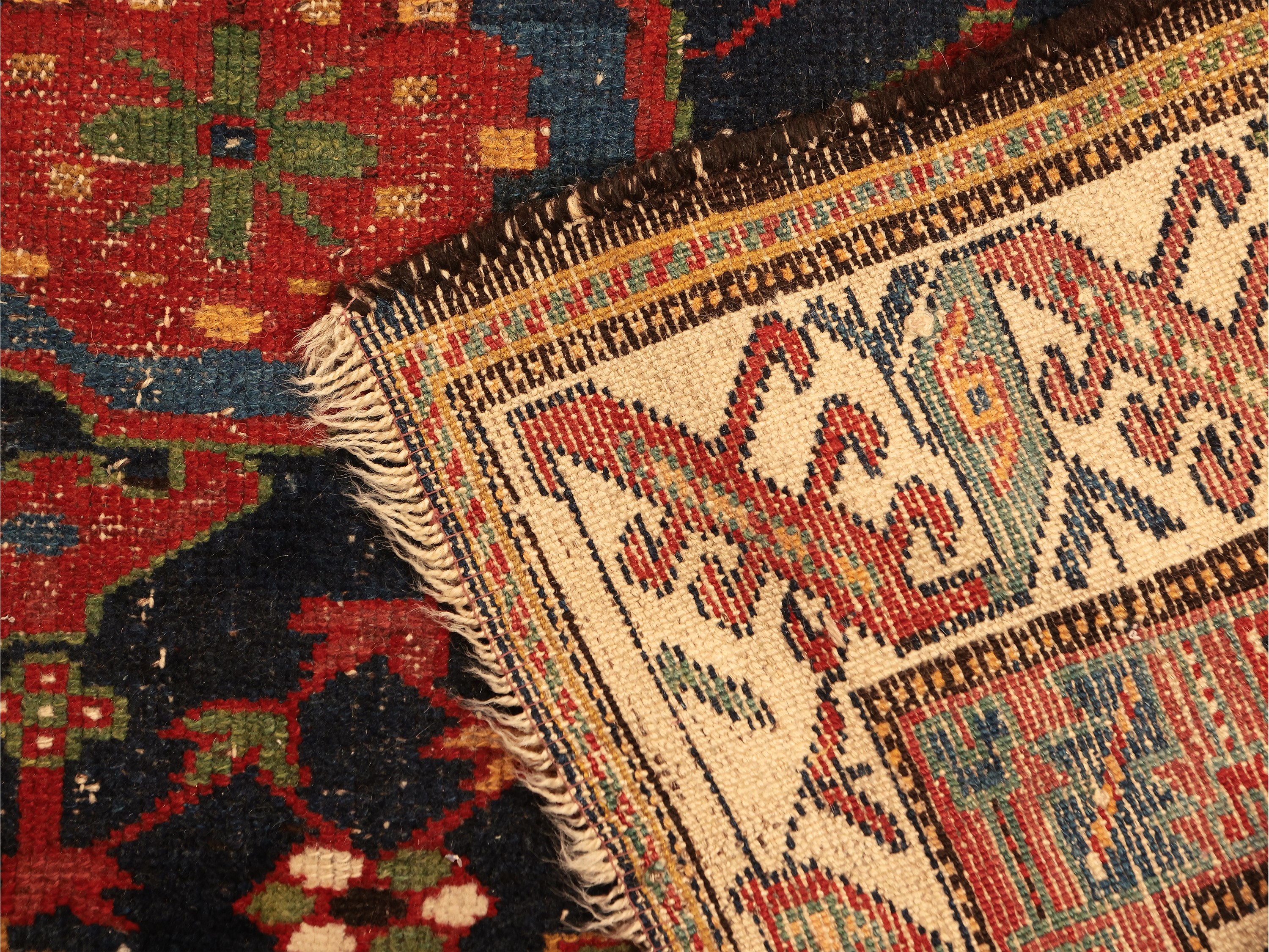 Tappeto caucasico di vecchia manifattura